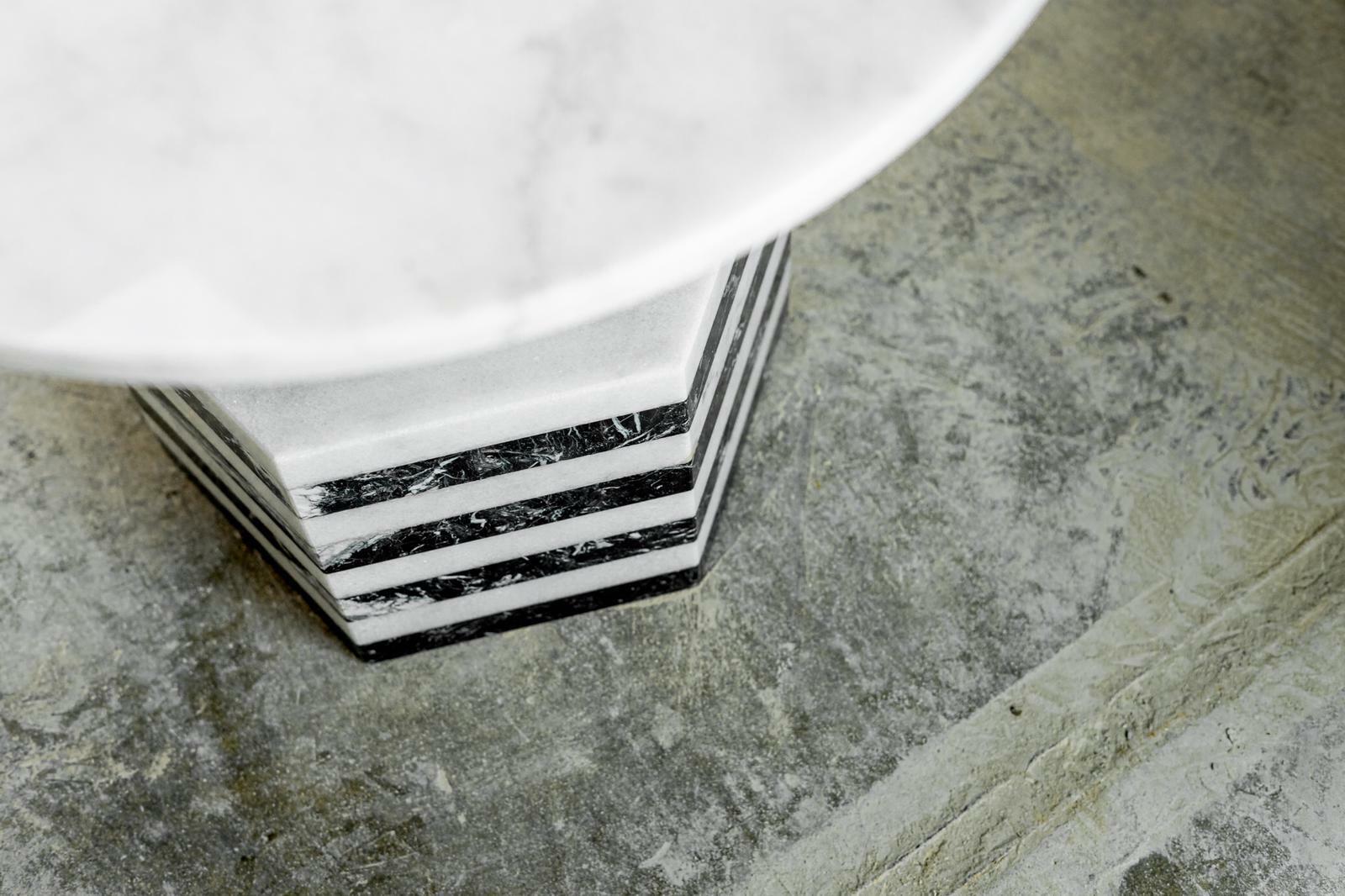 Created to evoke skyscrapers of Manhattan and the always edgy city of New York with an eclectic style, using white and black tones of India White and Nero Marquina marbles bring the elegant and impotent touch of the city into your home.
