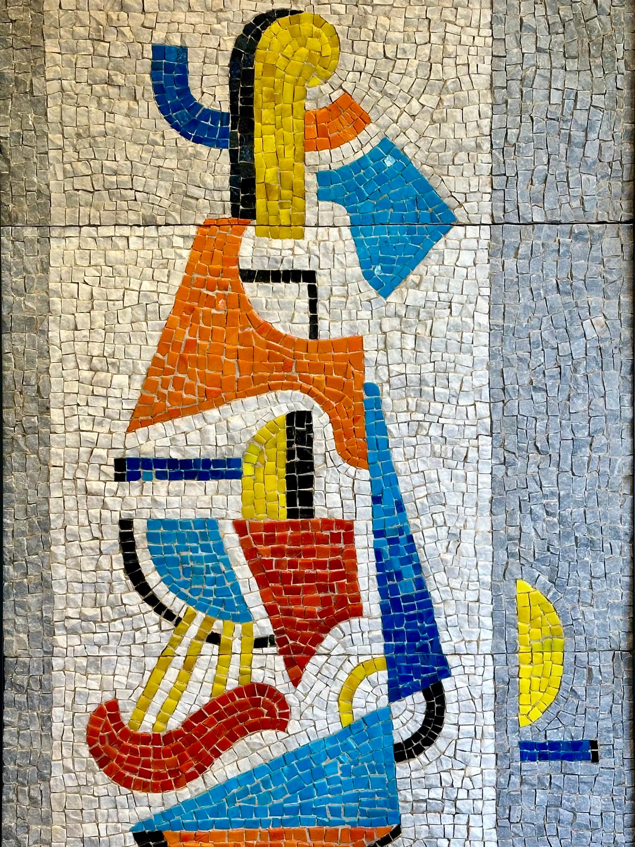 Gran mosaico de mármol mate y vidrio fundido sobre cemento con su marco original de acero.
Firmado 