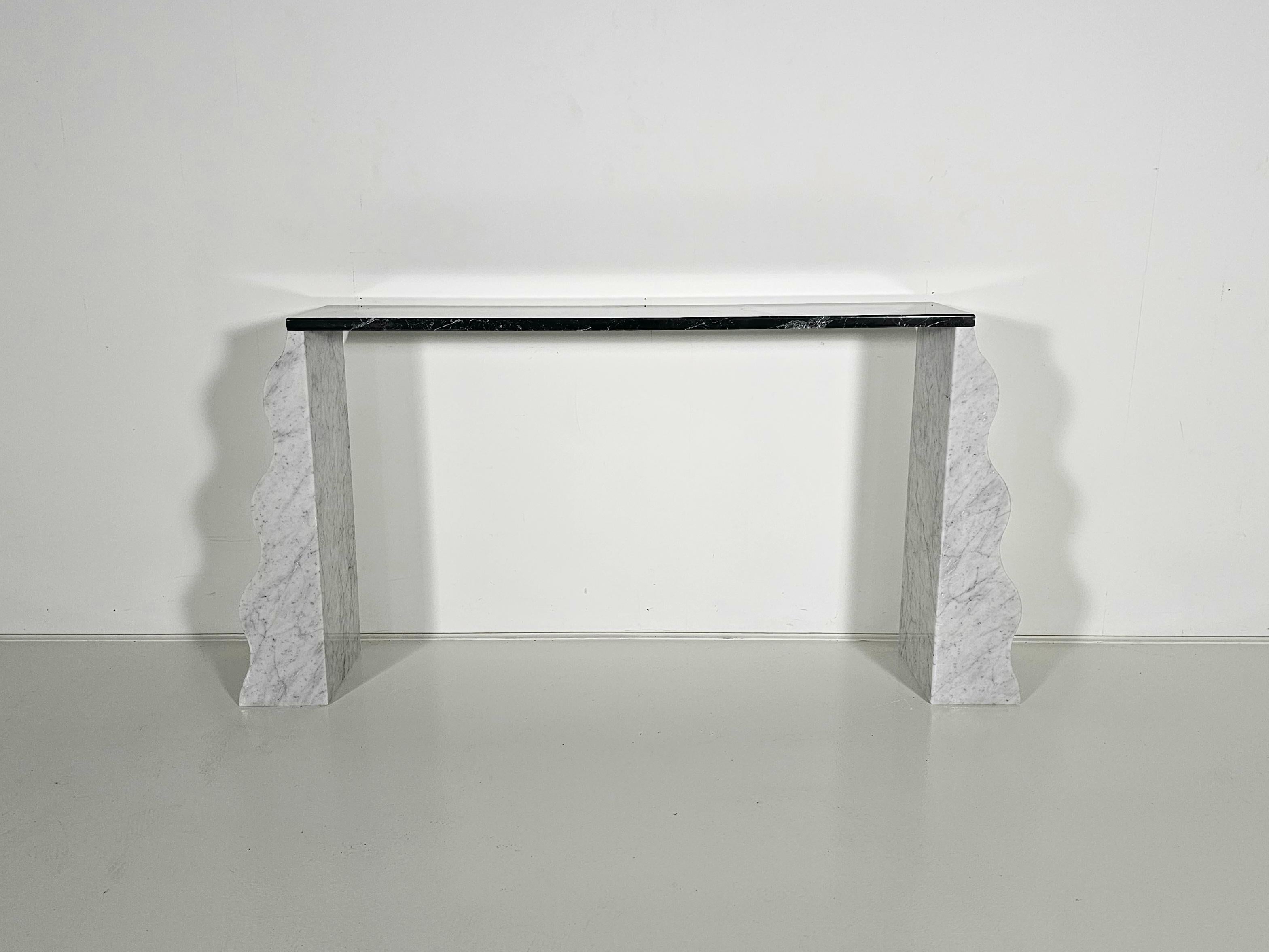 Konsolentisch aus Marmor, Modell Montenegro, von Ettore Sottsass, Ultima Edizione, Italien, 1980

Die Platte ist aus schwarzem Marmor und wird von zwei Sockeln aus weißem Marmor gehalten. Der ikonische Designer Ettore Sottsass entwarf 1980 den