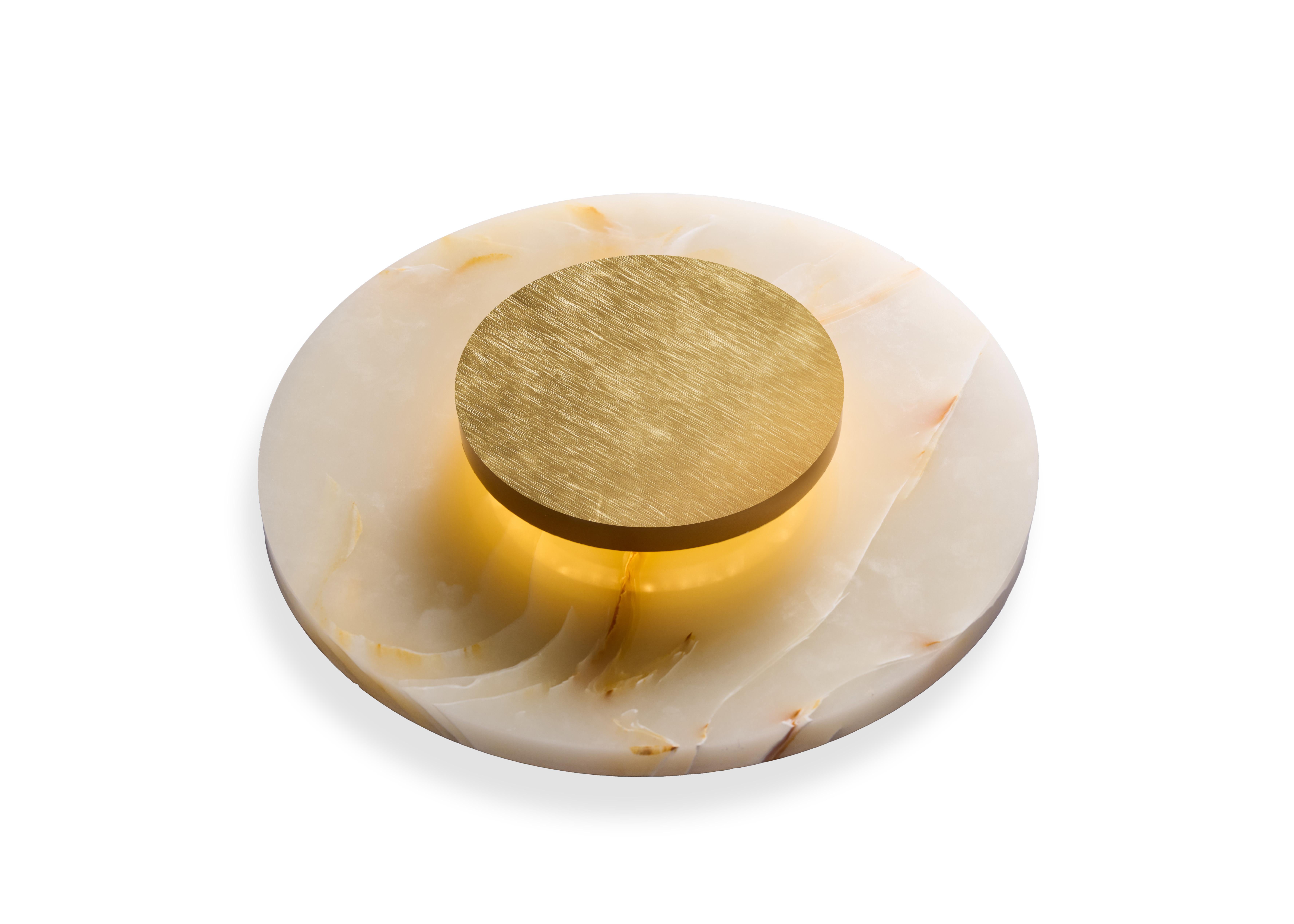 Soft hues emanate from this delicate wall sconce. A backlit brass
accent creates a unique glow against the light passing Onyx marble
and highlights its natural variations. A solid but refined piece with
a simple silhouette, this is mood lighting