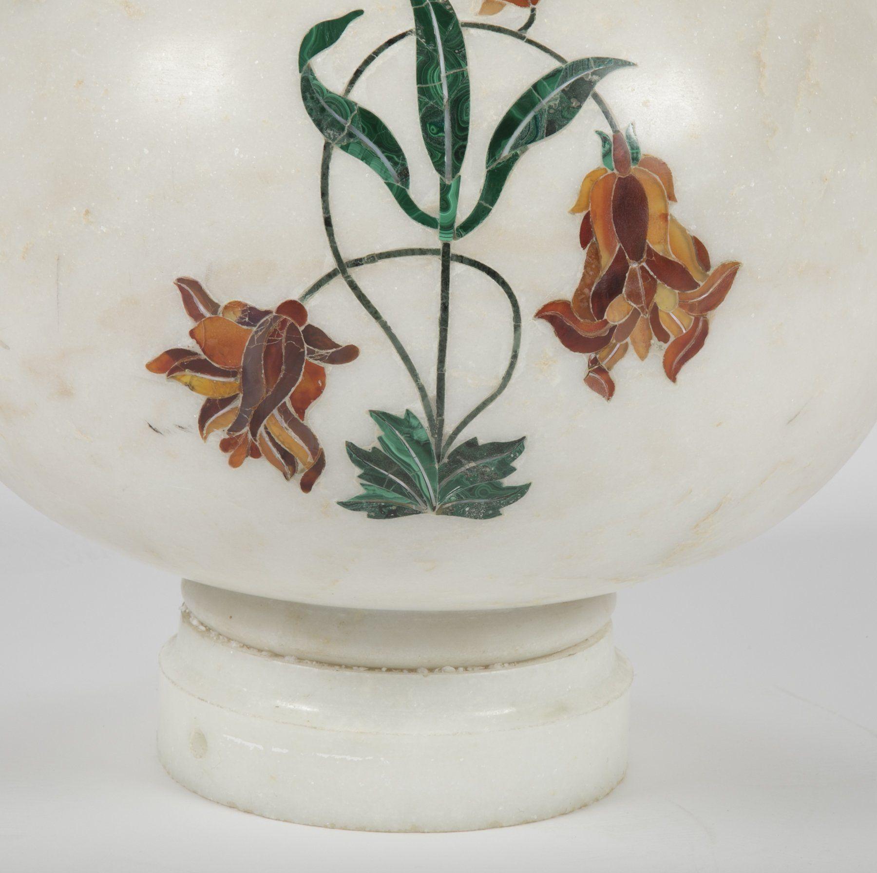Un vaso in marmo in stile Mughal con intarsio di pietre su pietre secondo l'intricata tecnica della PIETRA DURA, nata nel XVI secolo a Firenze. Ogni pietra viene scelta con cura per intarsiare il motivo floreale sul vaso di marmo splendidamente