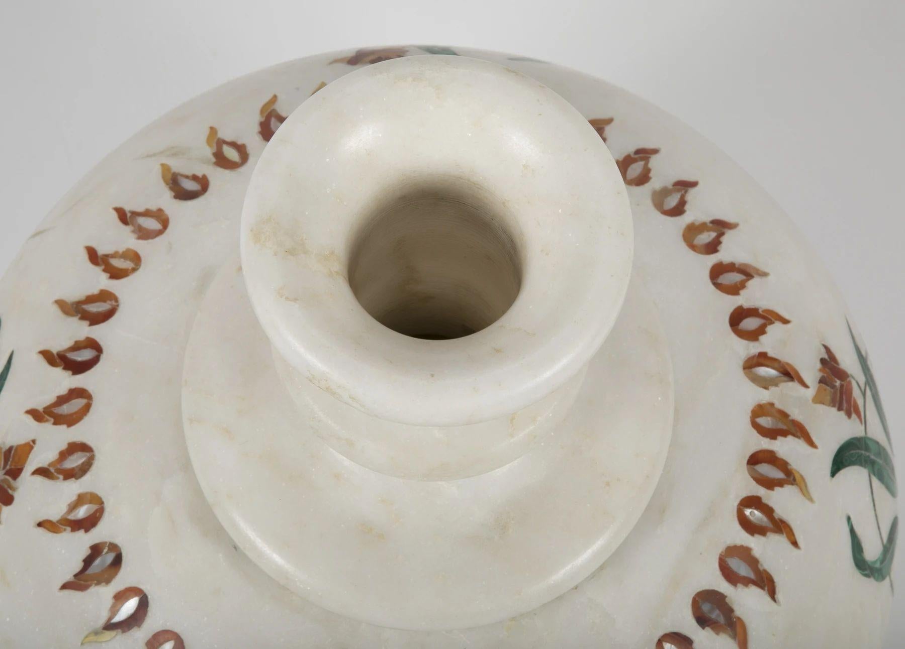 Indiano Vaso di marmo in stile Mughal con intarsio in marmo bianco di Stephanie Odegard in vendita