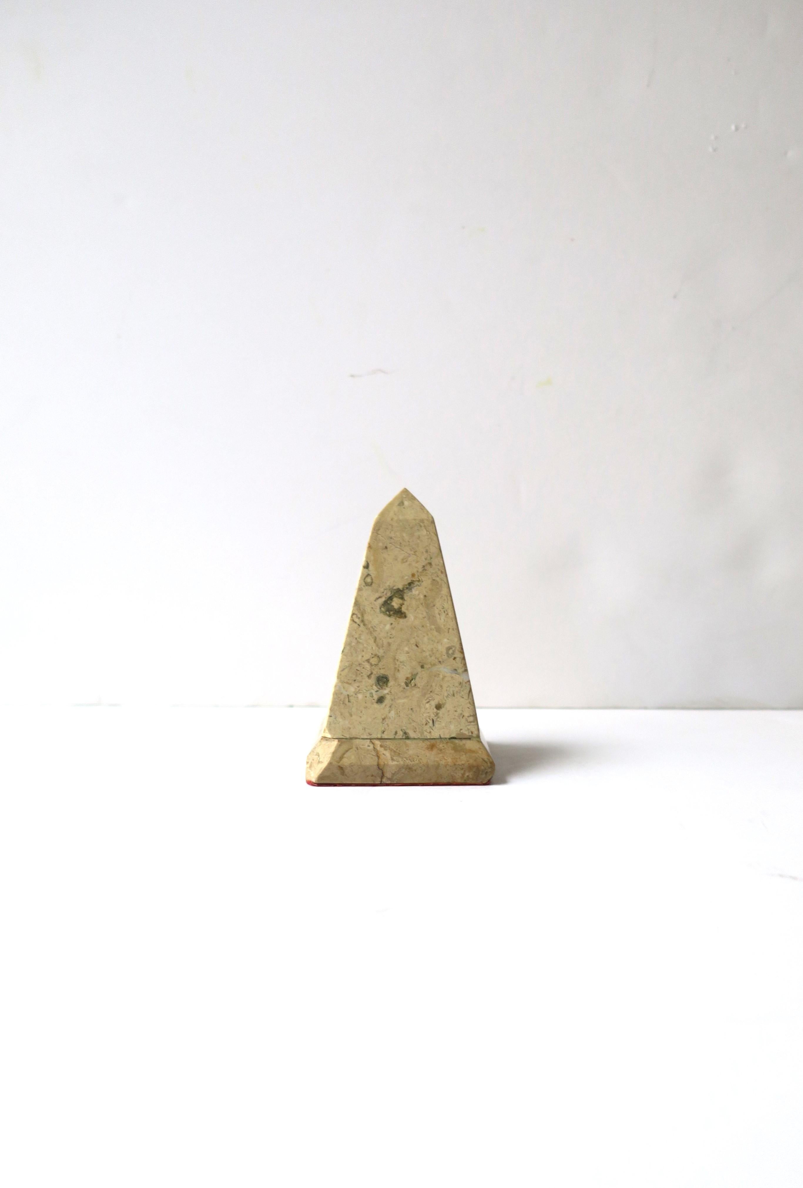 Obelisk aus Marmor, klein  (Moderne) im Angebot