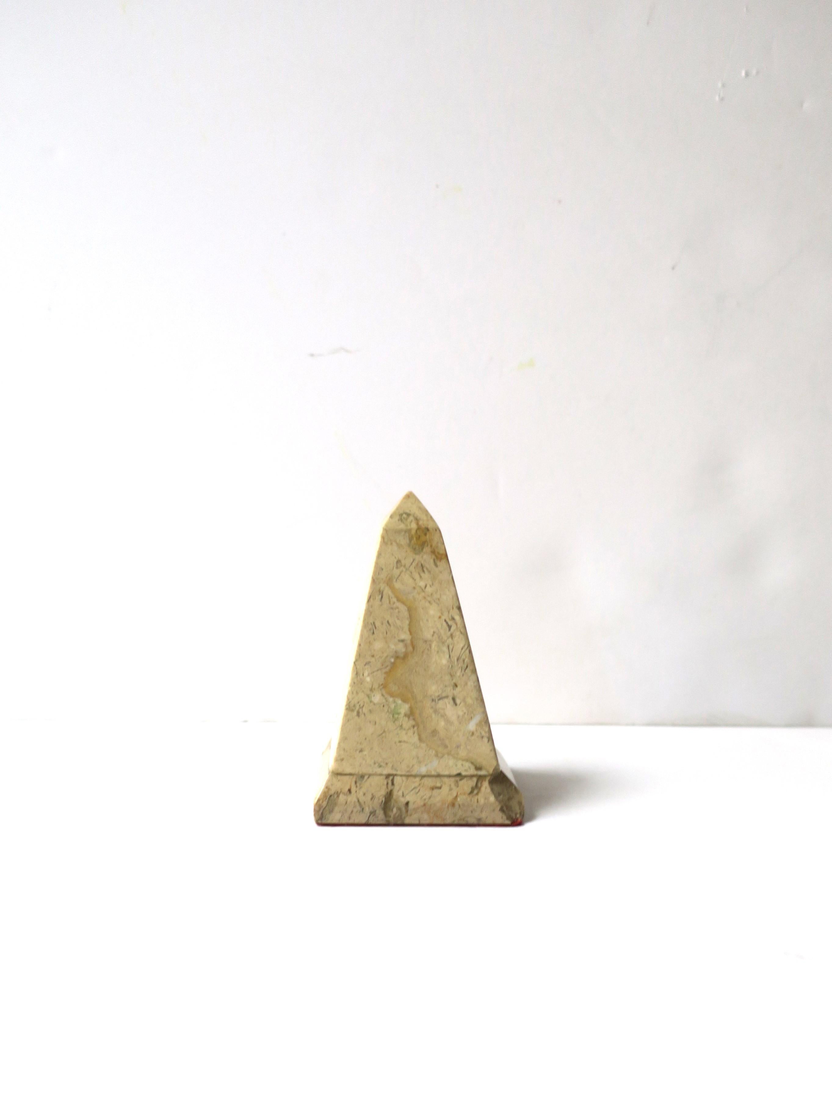 Obelisk aus Marmor, klein  (Poliert) im Angebot