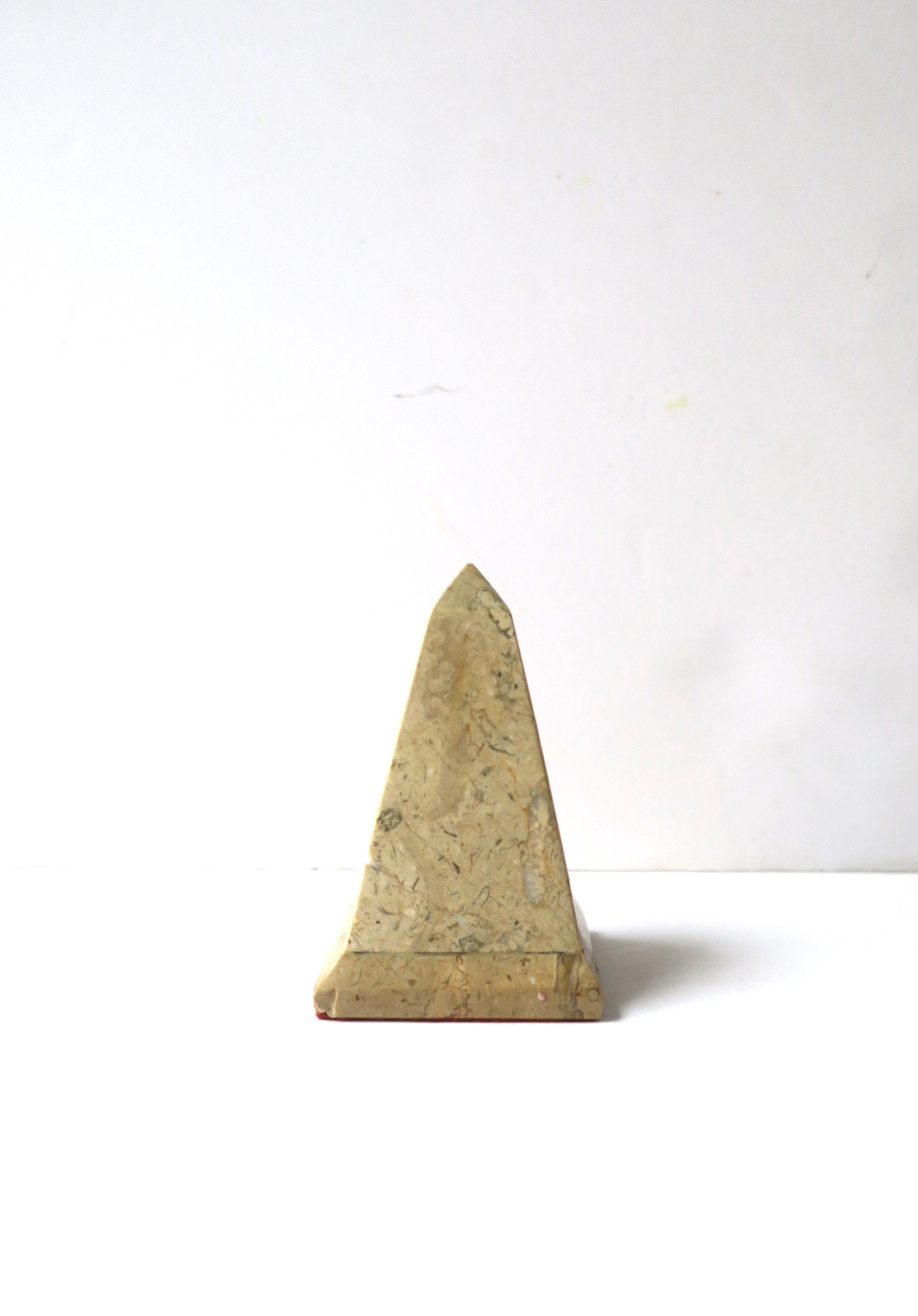 Obelisk aus Marmor, klein  im Zustand „Gut“ im Angebot in New York, NY