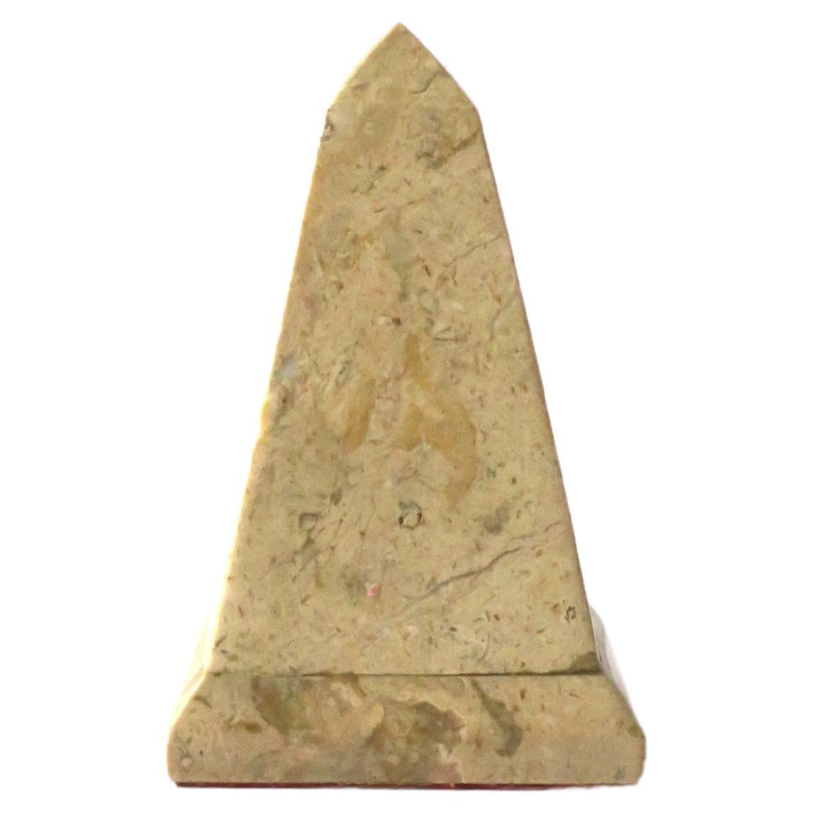 Obelisk aus Marmor, klein  im Angebot