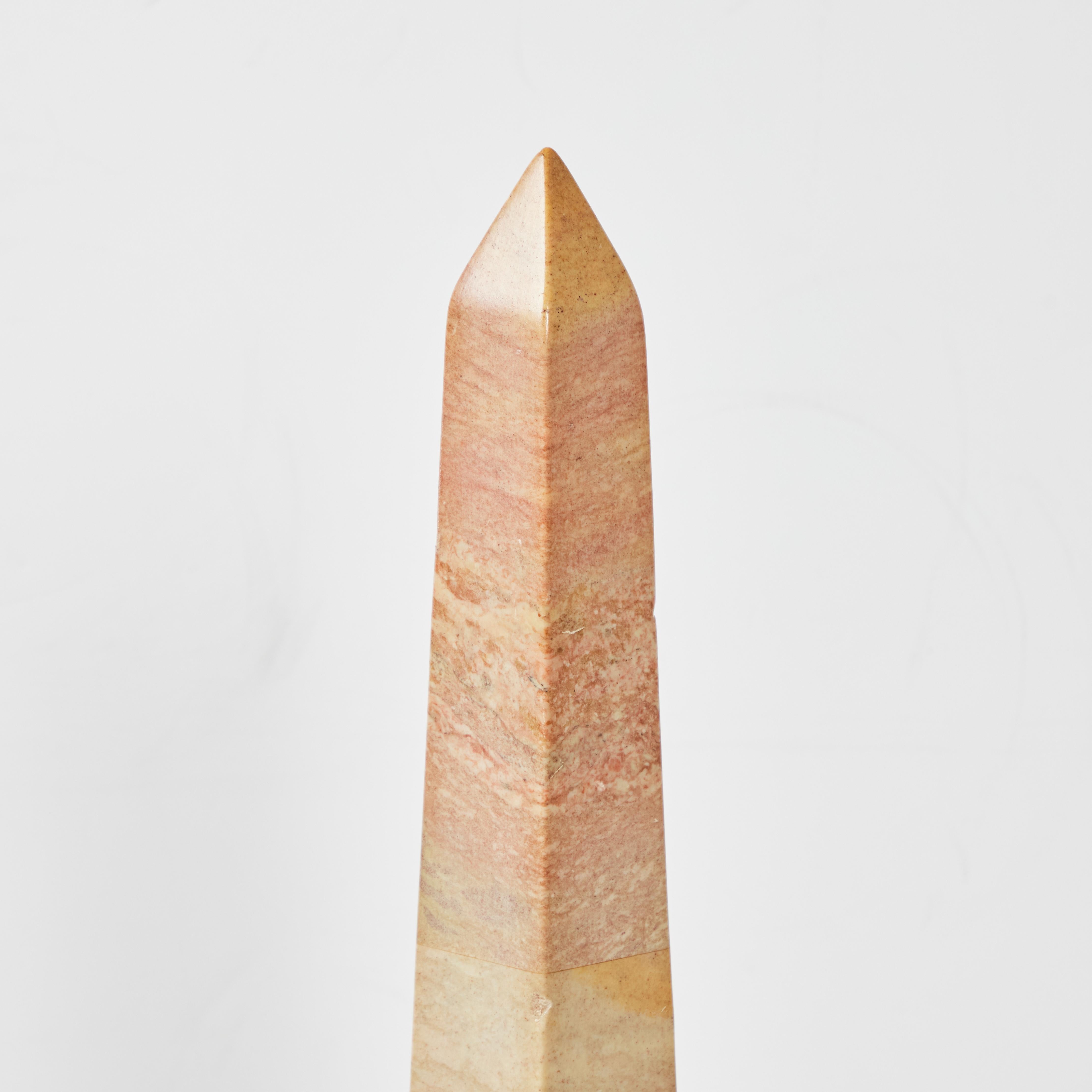Marmor-Obelisk mit Messingbeschlägen (Europäisch) im Angebot