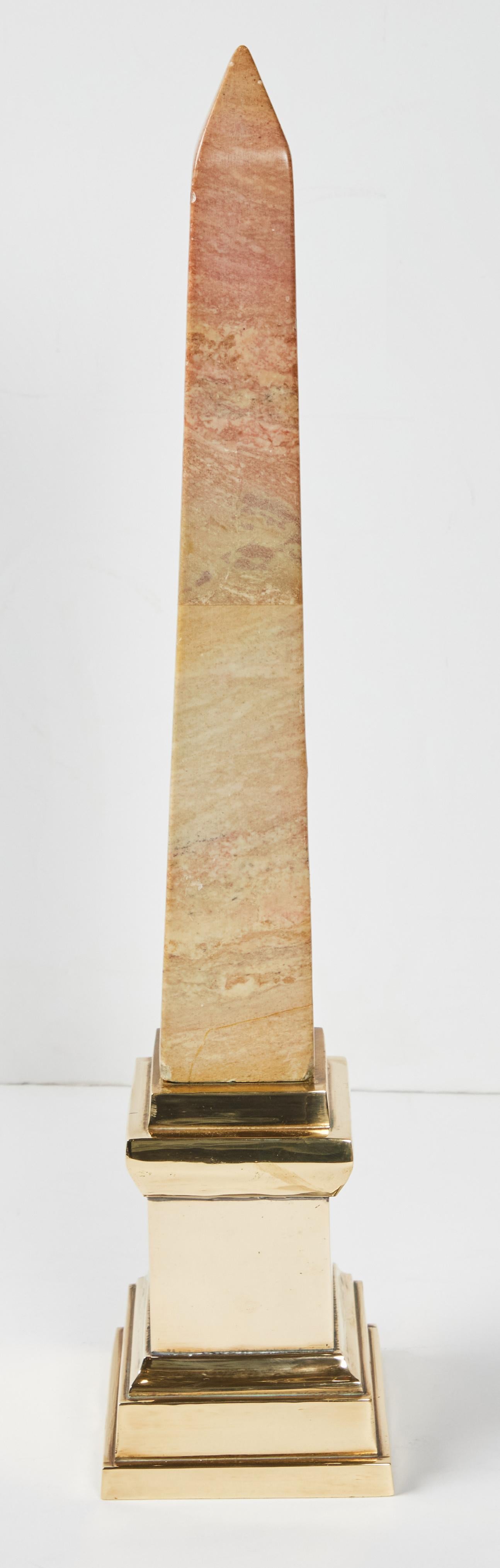 Marmor-Obelisk mit Messingbeschlägen im Zustand „Gut“ im Angebot in Newport Beach, CA