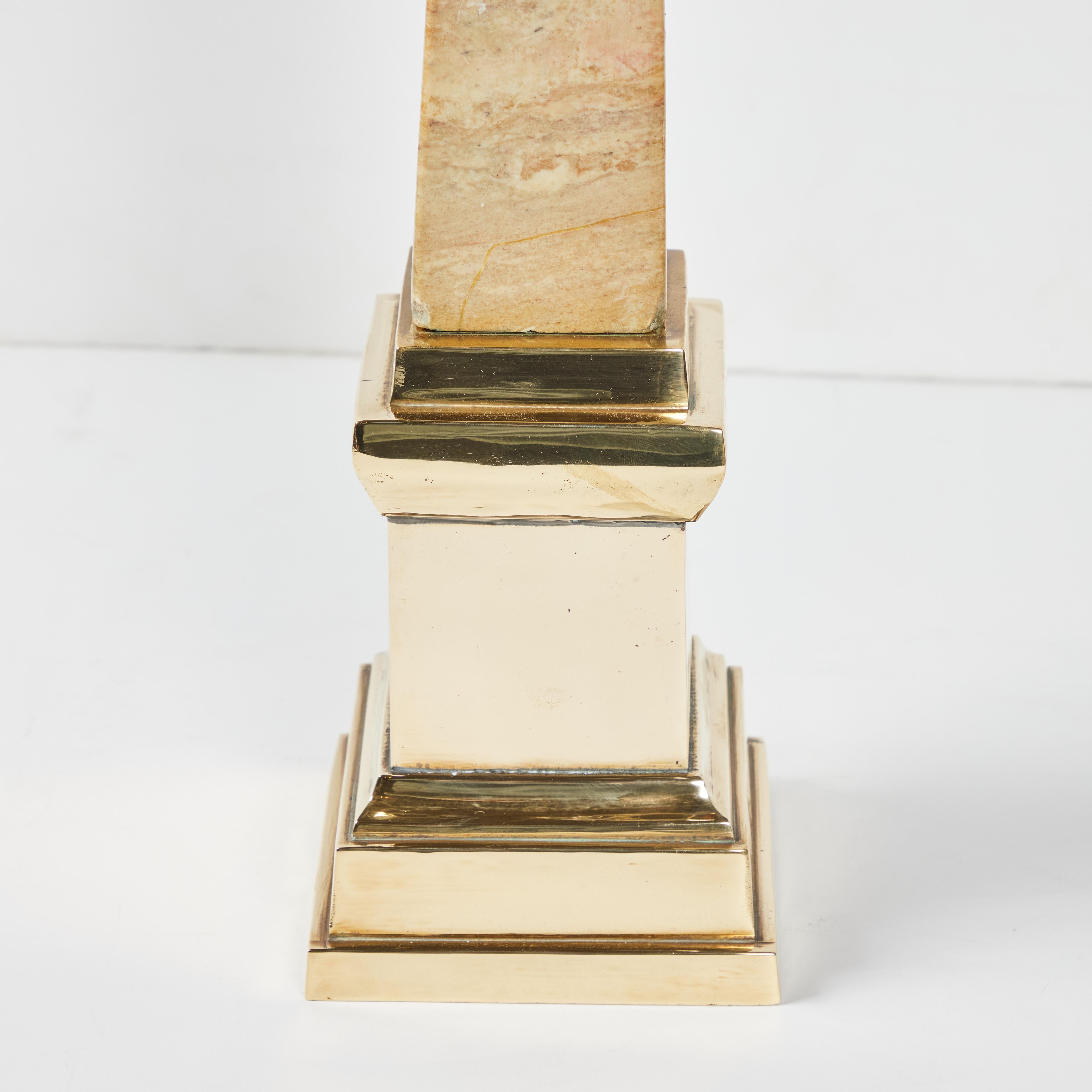Marmor-Obelisk mit Messingbeschlägen (19. Jahrhundert) im Angebot