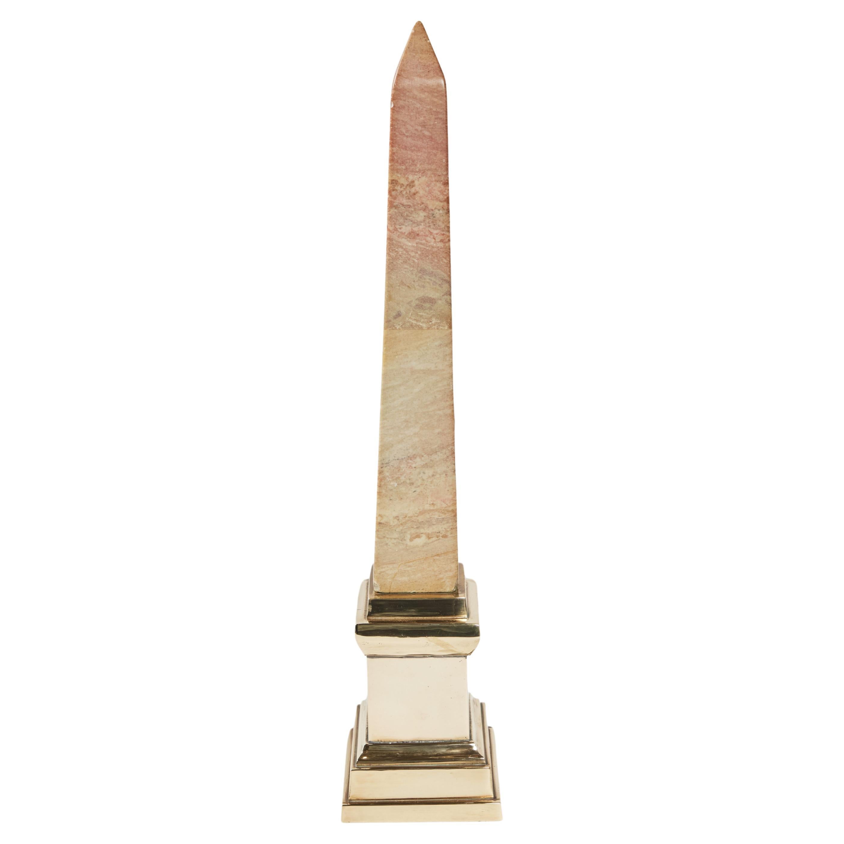 Marmor-Obelisk mit Messingbeschlägen im Angebot
