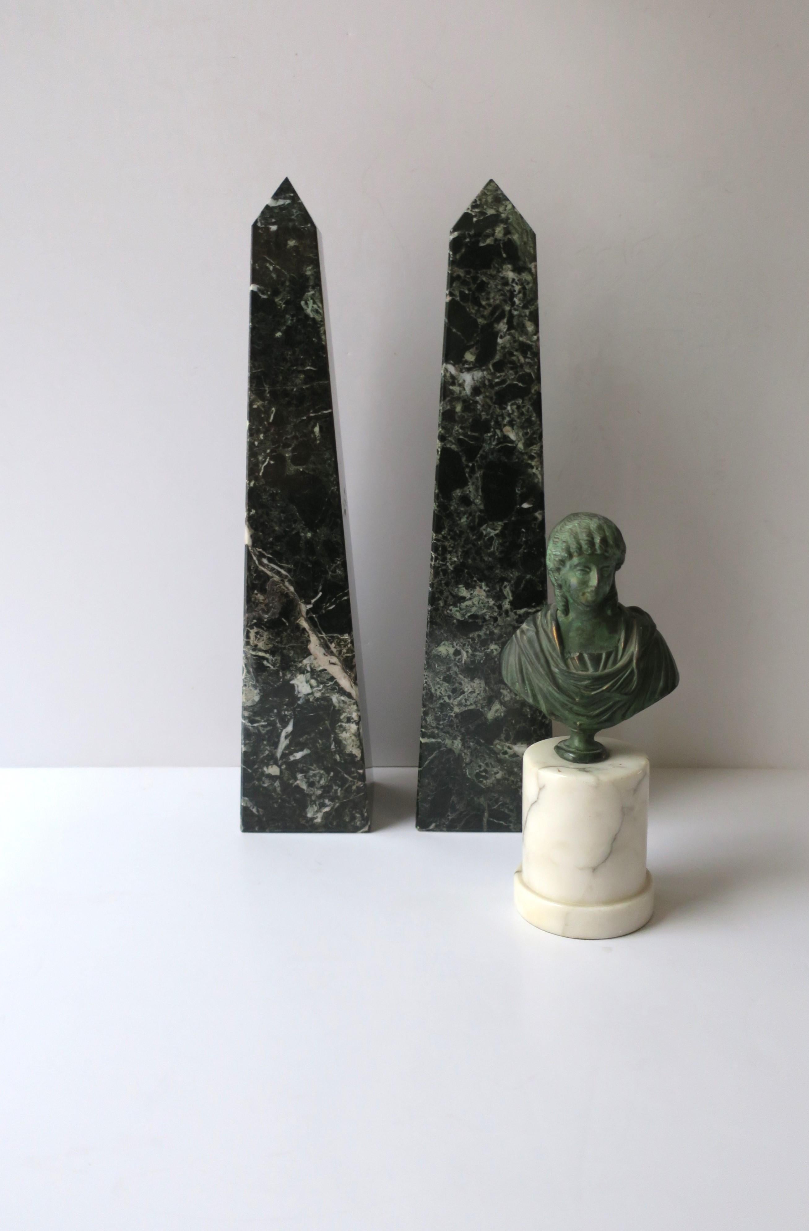 Moderne Obélisques en marbre, paire en vente