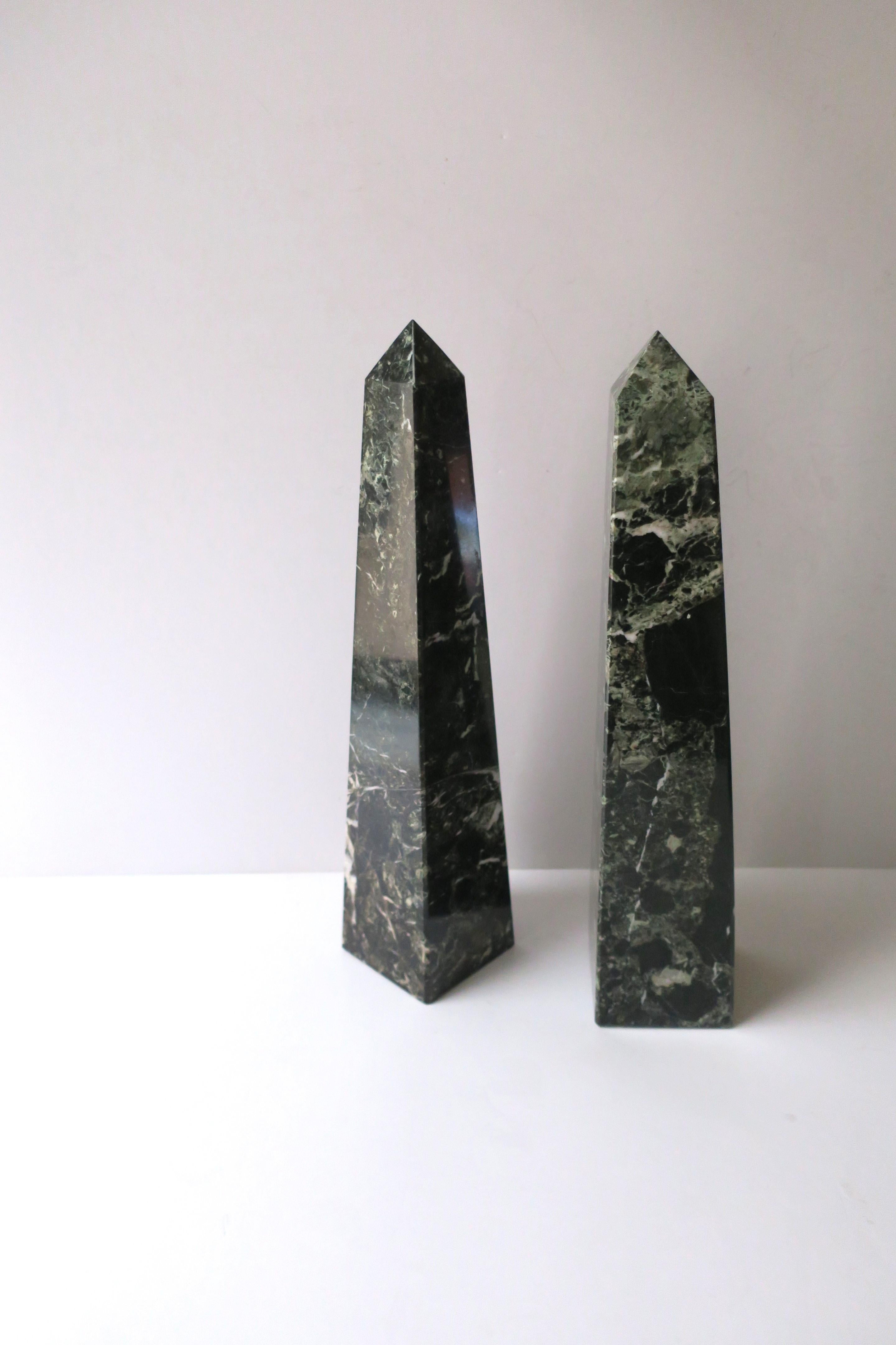 Obelisken aus Marmor, Paar im Angebot 2