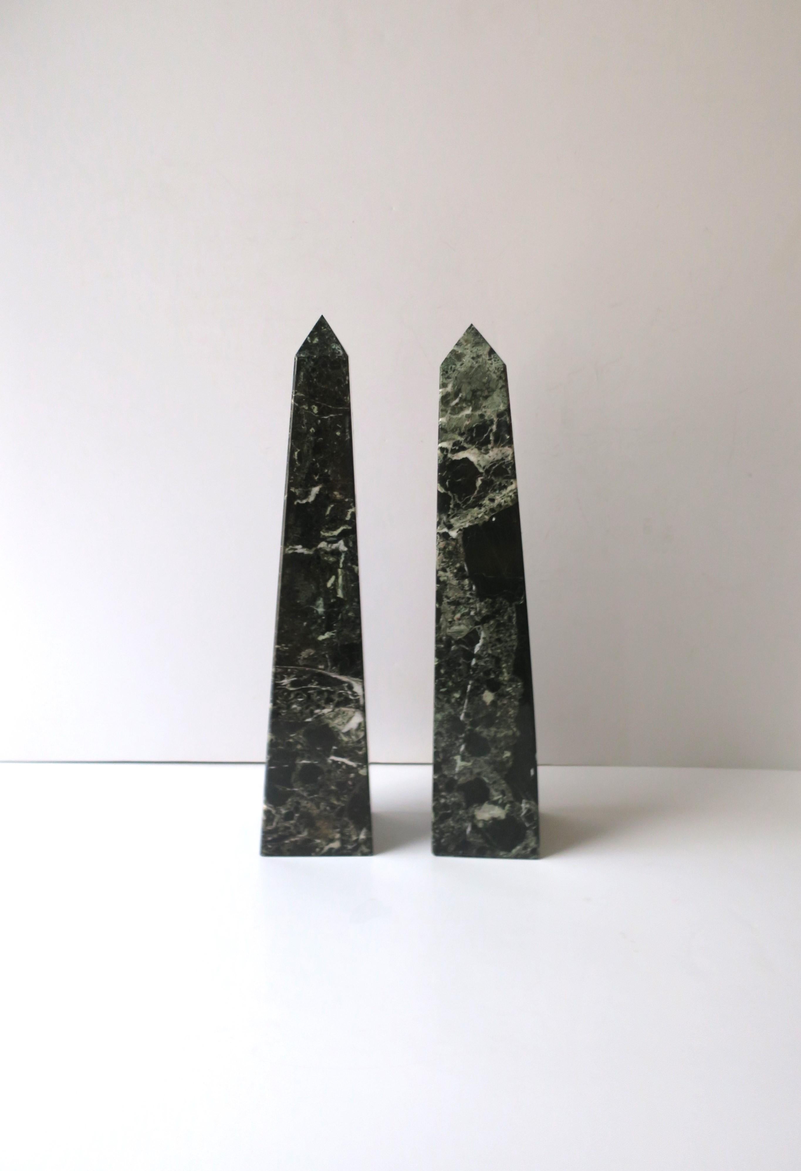 Obelisken aus Marmor, Paar im Angebot 4
