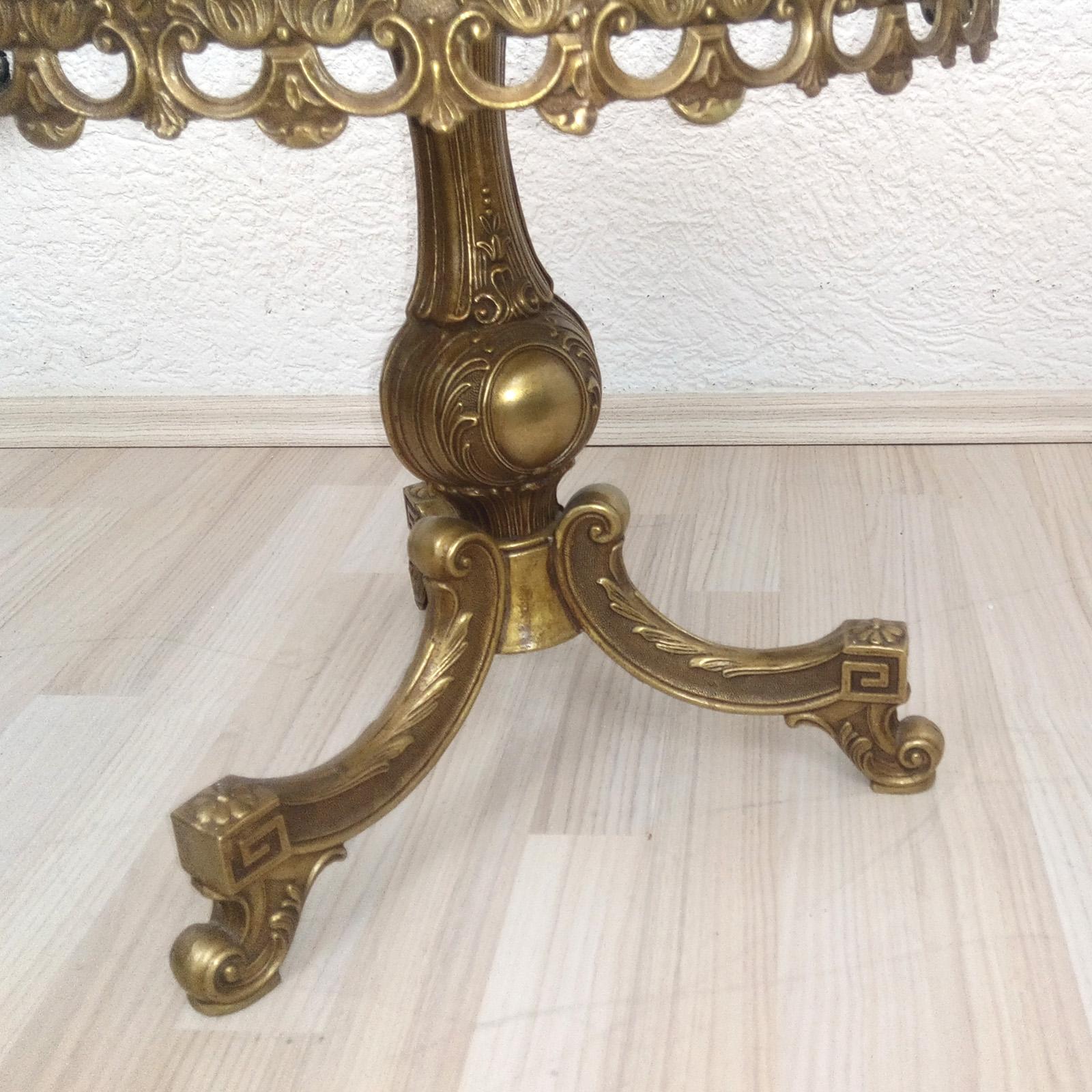 Dessus en marbre-onyx sur un pied de Gueridon en bronze de style néoclassique en vente 5