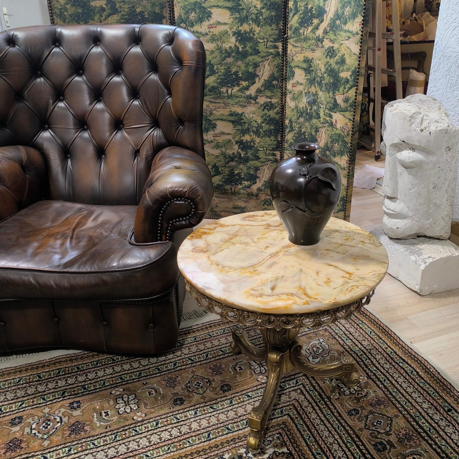 Guéridon néoclassique composé d'un pied en métal doré et d'un plateau en marbre.
Table d'appoint, guéridon, table basse, pied tripode en métal moulé doré, plateau en marbre rond jaunâtre.
Il est en bon état d'usage, avec une usure normale. Vintage
