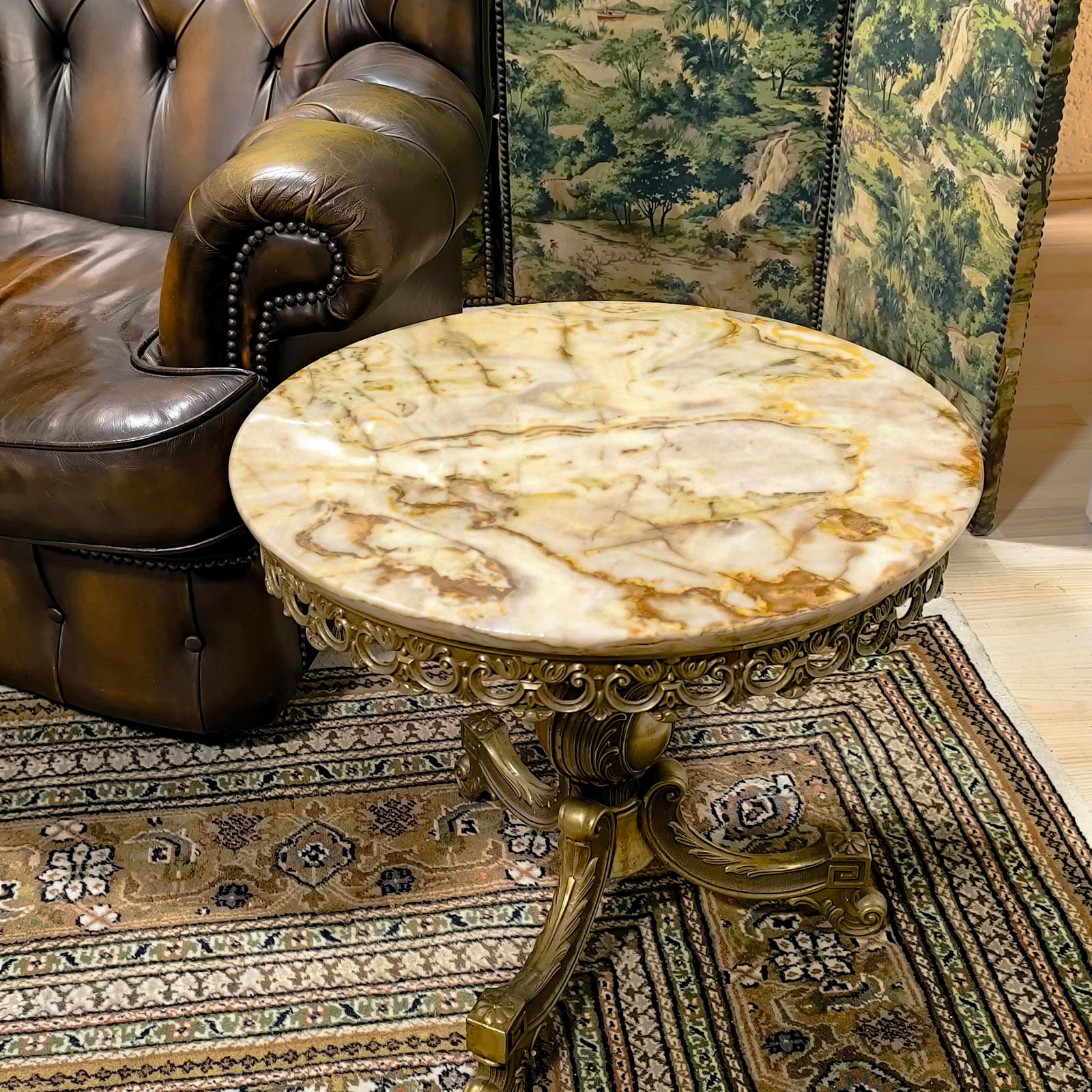 Dessus en marbre-onyx sur un pied de Gueridon en bronze de style néoclassique en vente 1
