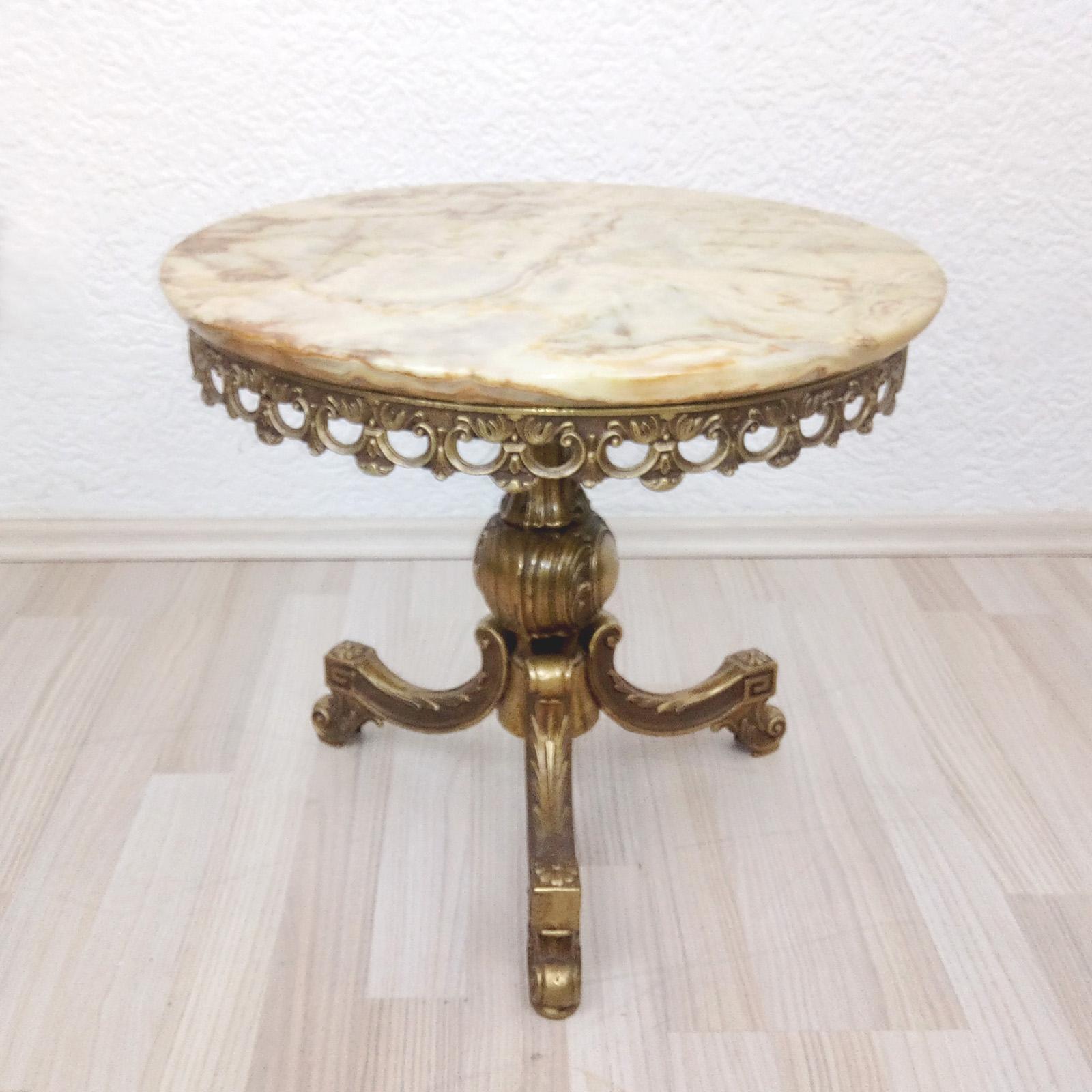 Dessus en marbre-onyx sur un pied de Gueridon en bronze de style néoclassique en vente 2