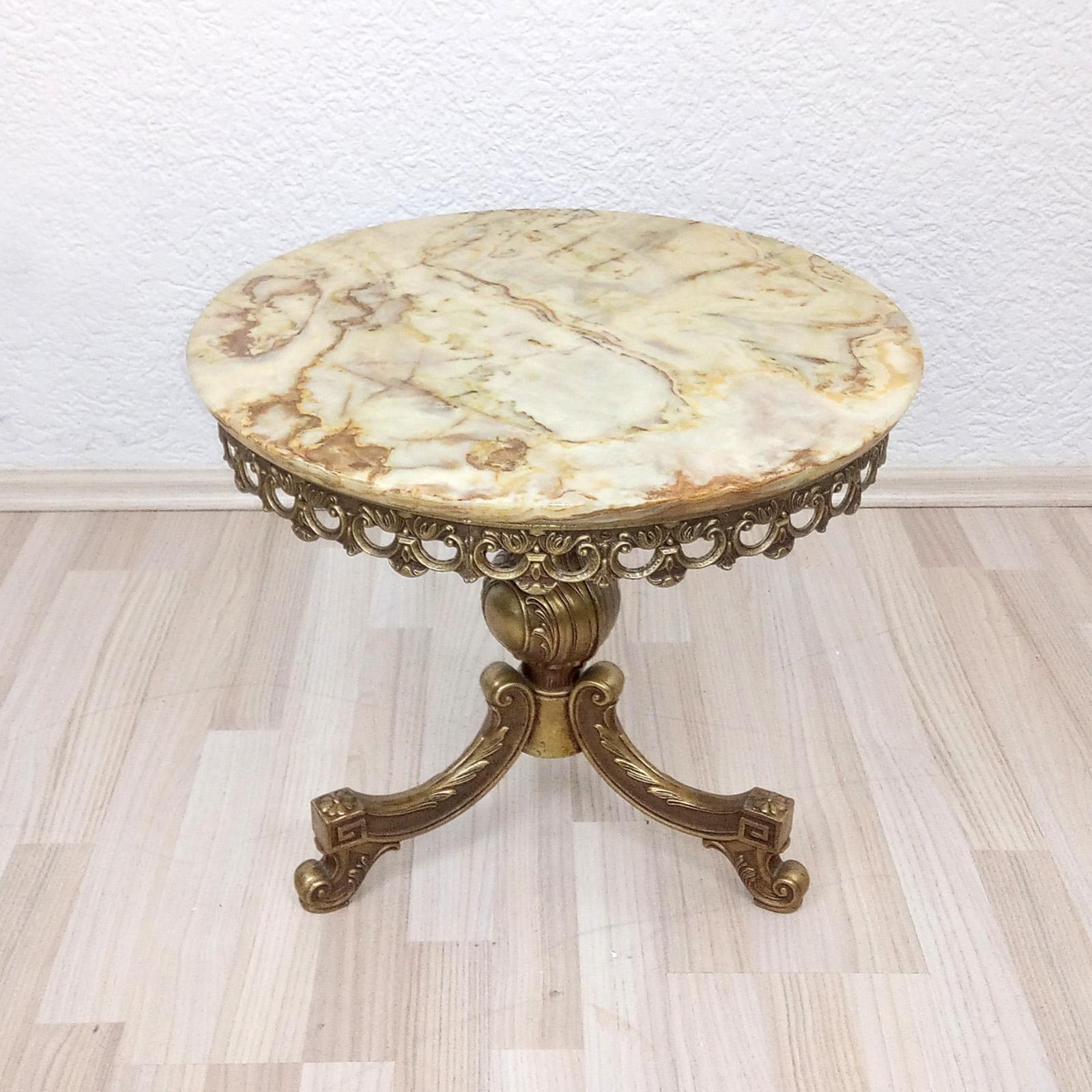 Dessus en marbre-onyx sur un pied de Gueridon en bronze de style néoclassique en vente 3