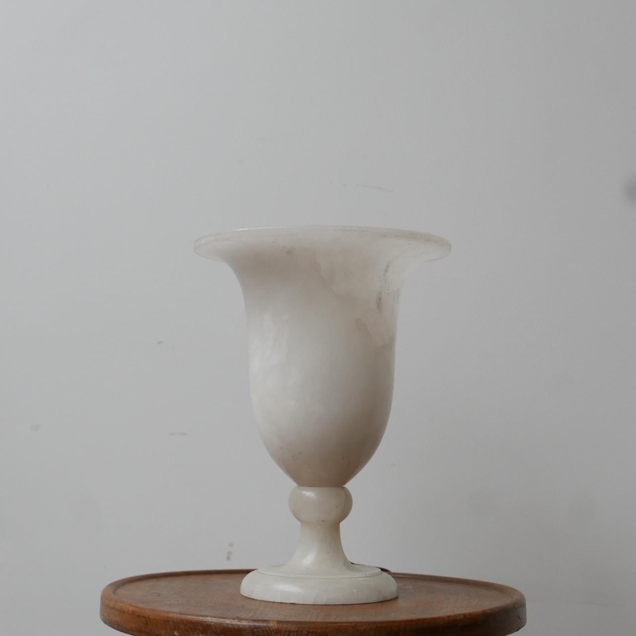 Une lampe de table en forme d'urne en marbre ou en albâtre.

Ils sont particulièrement intéressants dans le cadre de collections plus larges (nous en avons normalement plusieurs autres pour constituer le début d'une collection).

France, années