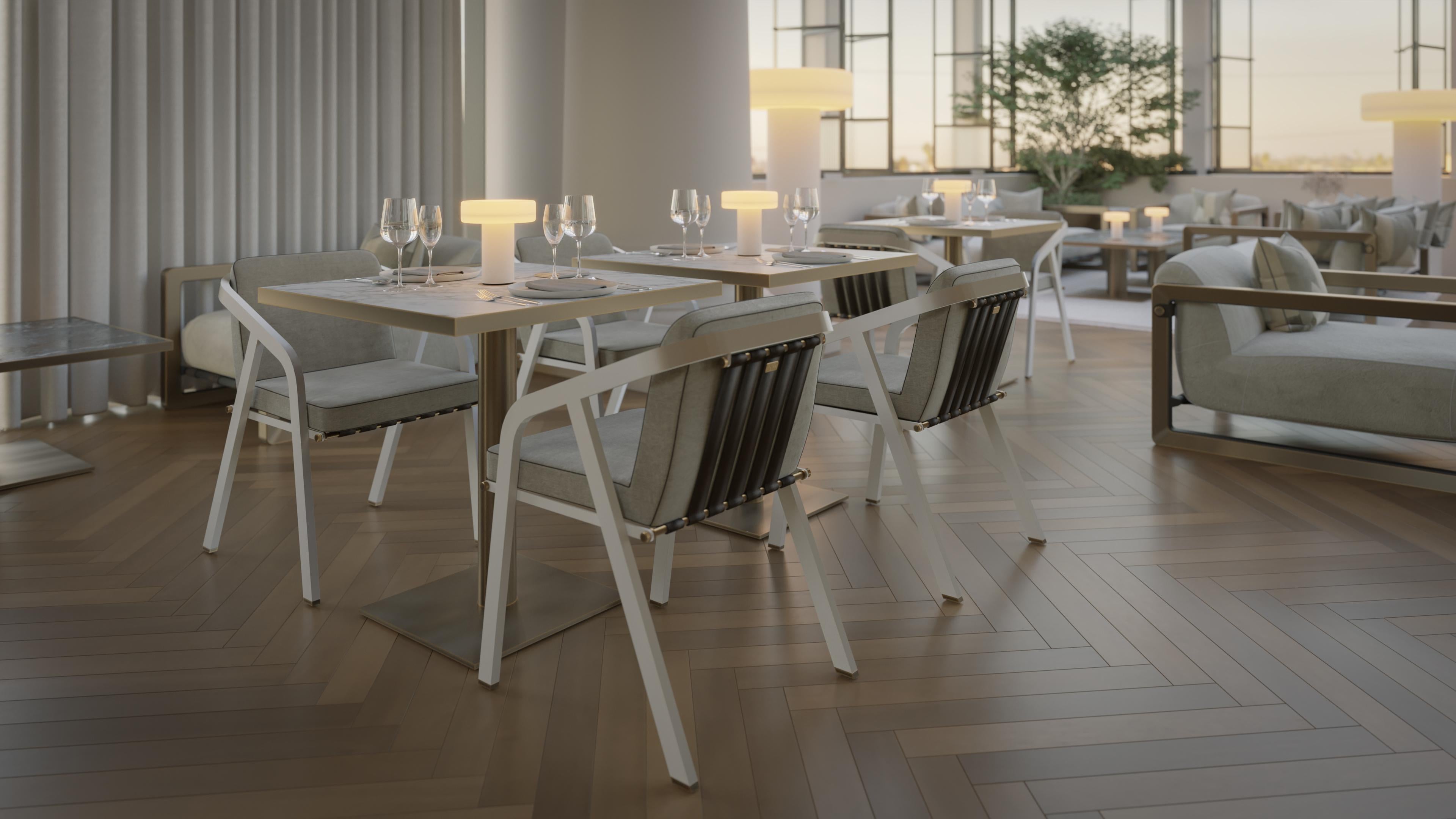 Moderne Table carrée d'extérieur avec structure métallique et plateau de salle à manger en marbre en vente