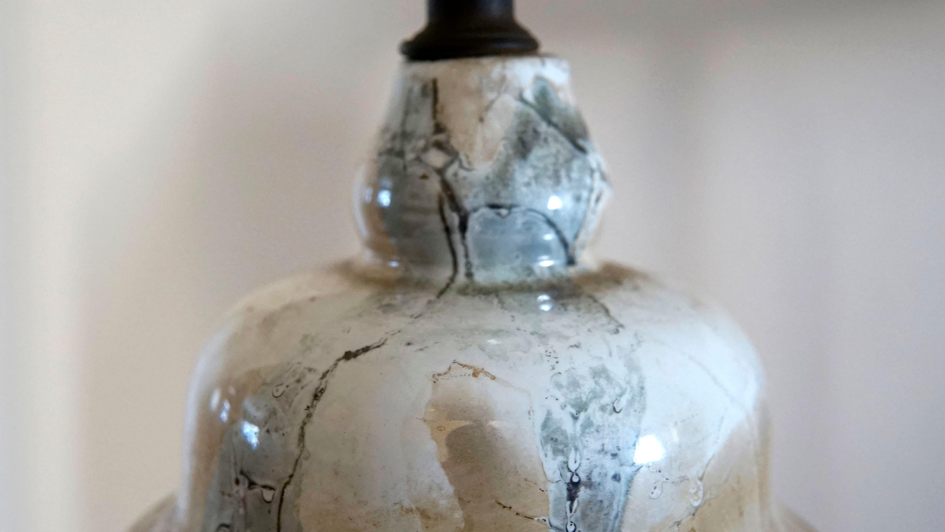 Chinois Lampe de table en forme de bocal à gingembre en verre à motif marbré en vente