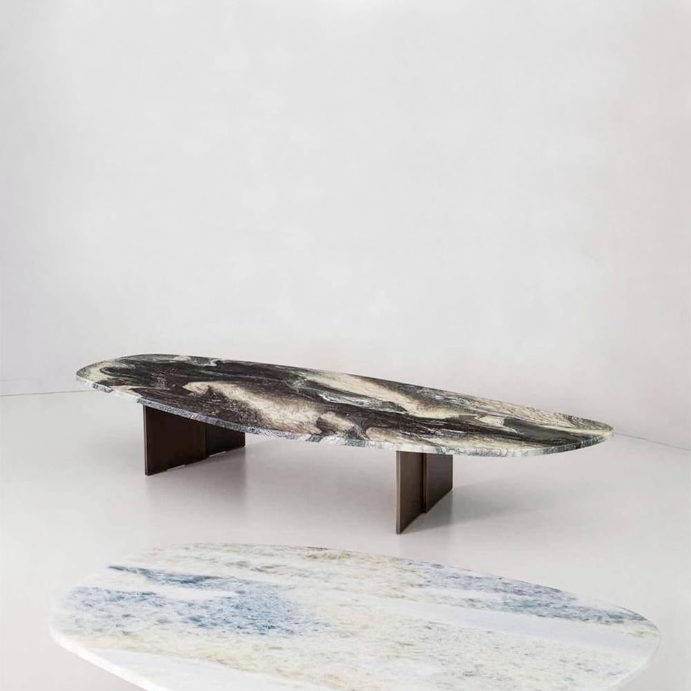Table basse Marbre Pebble Large avec sculpté et poli 
plateau en marbre cipollino. Base avec plaque de renfort pour soutenir 
le plateau avec des pieds en laiton massif en finition bronzée. 
Sur demande, le client peut choisir la plaque de marbre.