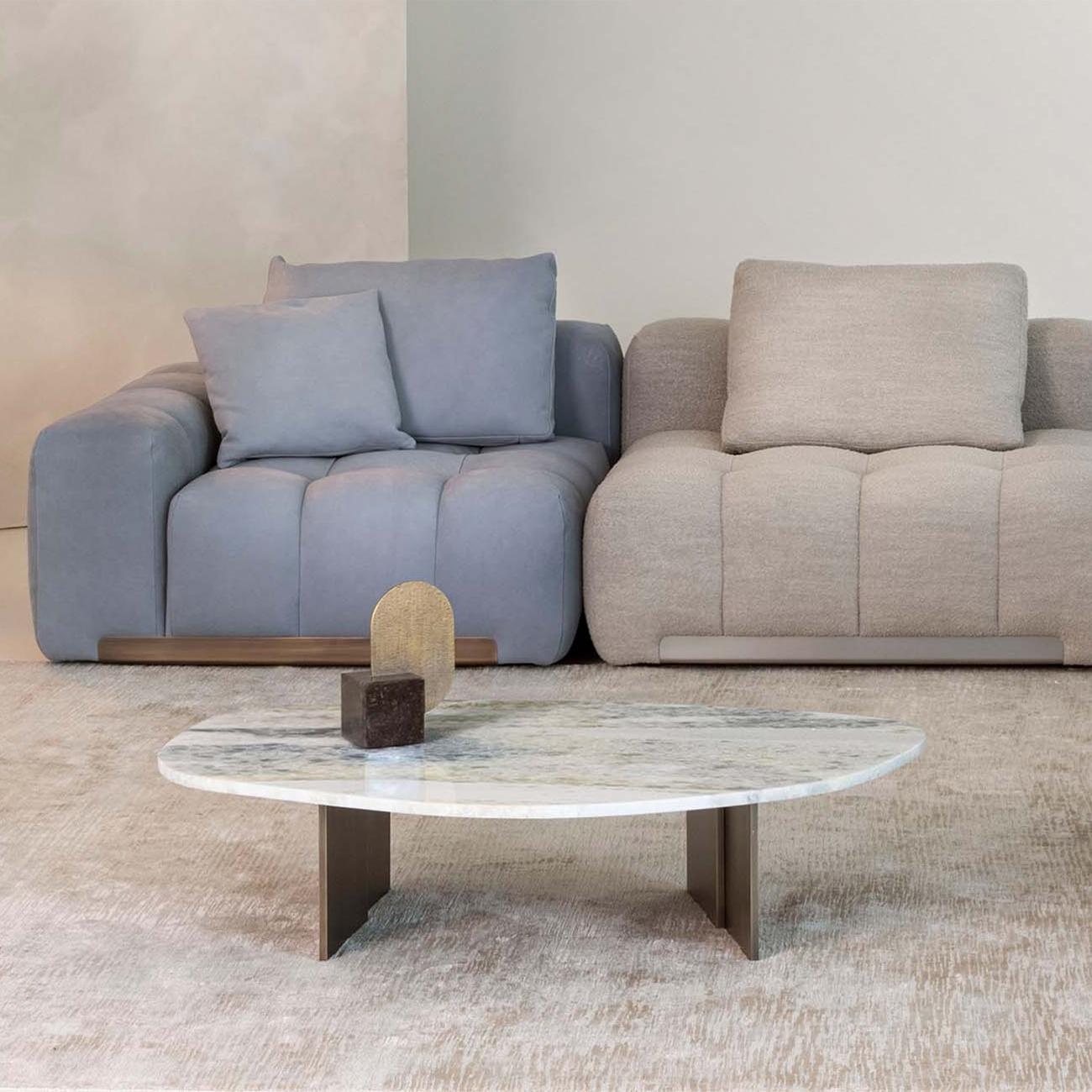 Table basse Marbre Pebble Medium avec sculpté et poli 
plateau en marbre vert oxyde. Base avec plaque de renfort pour soutenir 
le plateau avec des pieds en laiton massif en finition bronzée. 
Sur demande, le client peut choisir la plaque de marbre.