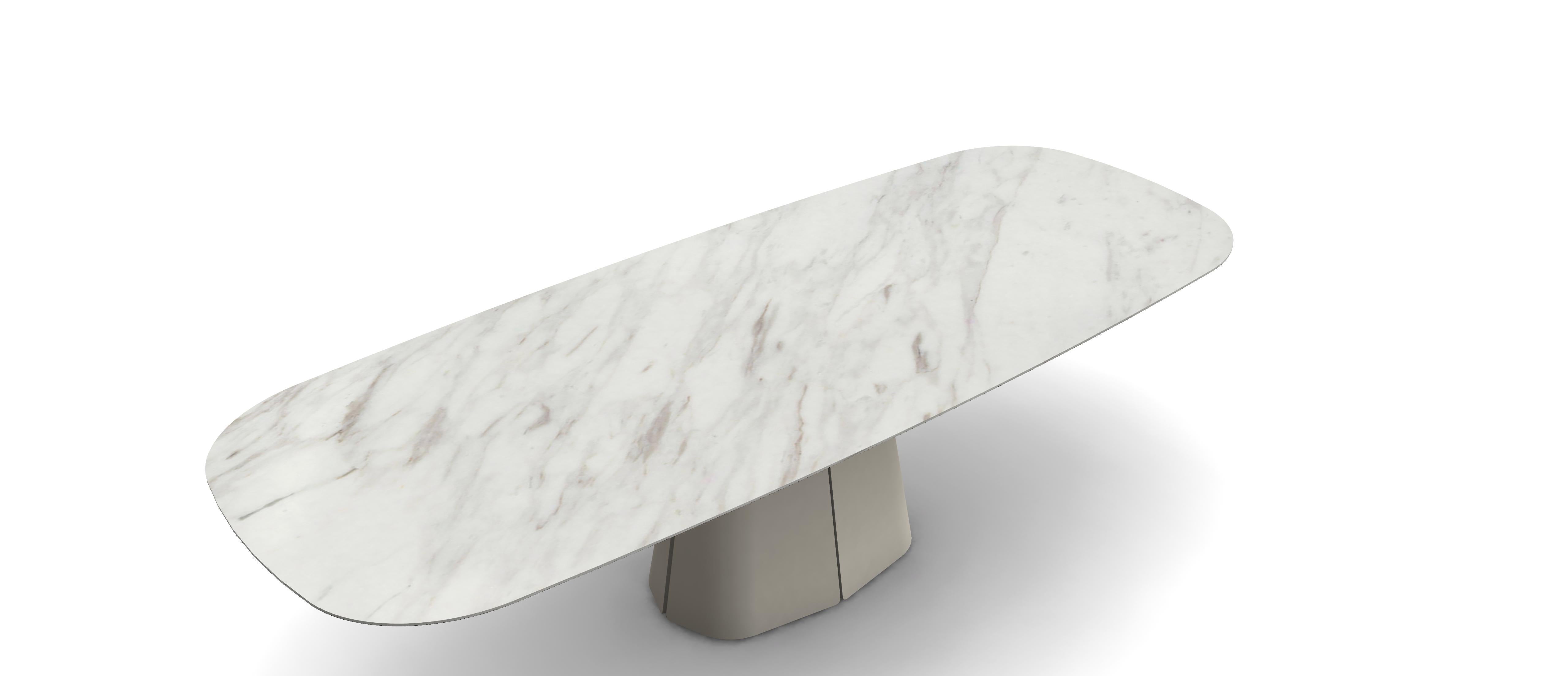 Moderno Tavolo da pranzo con piedistallo in marmo e base scultorea laccata color torrone in vendita
