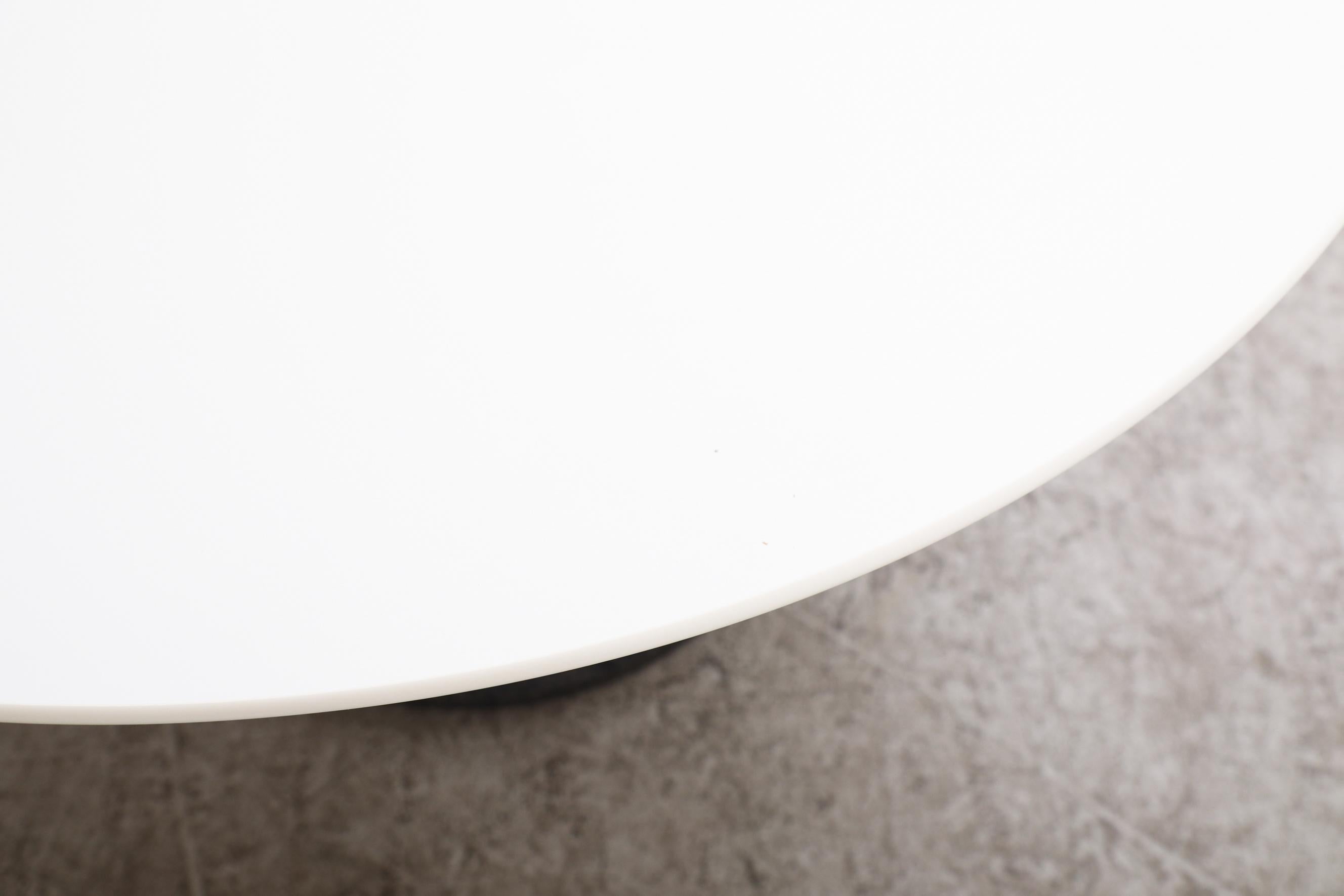 Table de salle à manger à piédestal avec base en marbre noir, Stem en chrome et plateau en stratifié blanc Bon état - En vente à Los Angeles, CA
