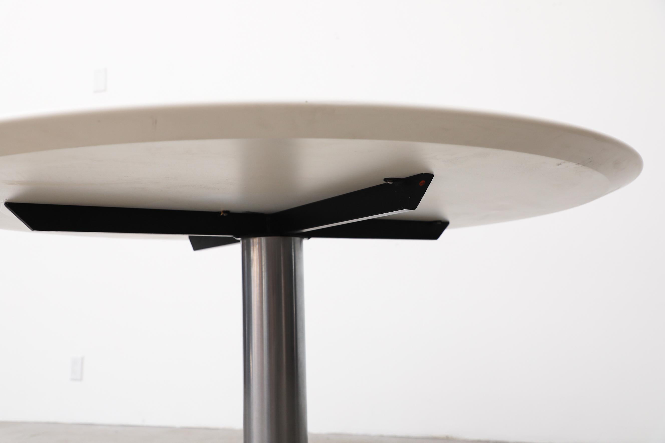 Chrome Table de salle à manger à piédestal avec base en marbre noir, Stem en chrome et plateau en stratifié blanc en vente