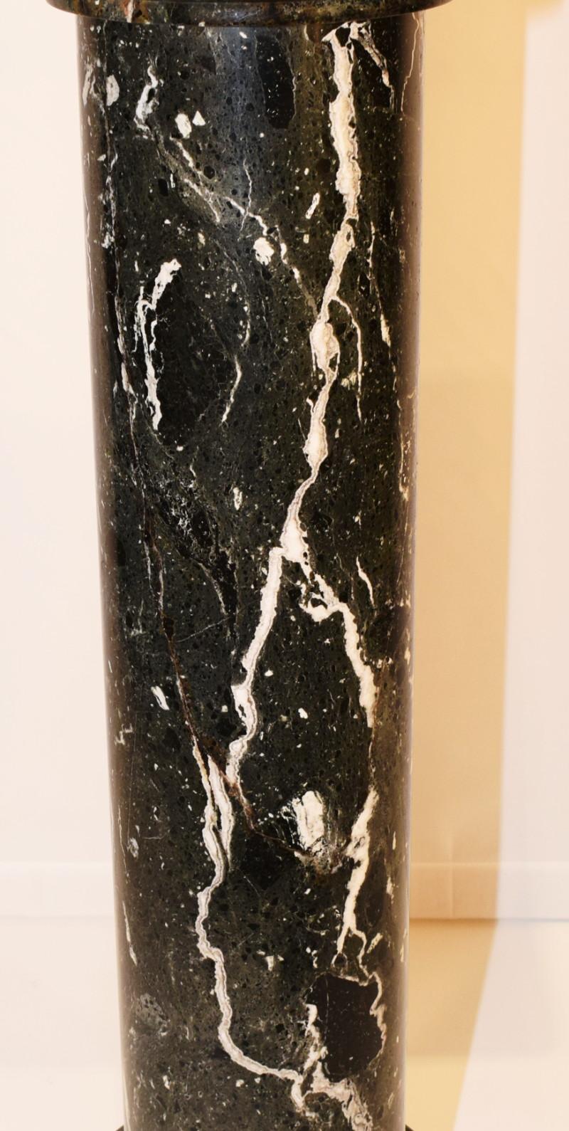 A black and white variegated marble pedestal.
20th century. Measure: Height 43 inches.