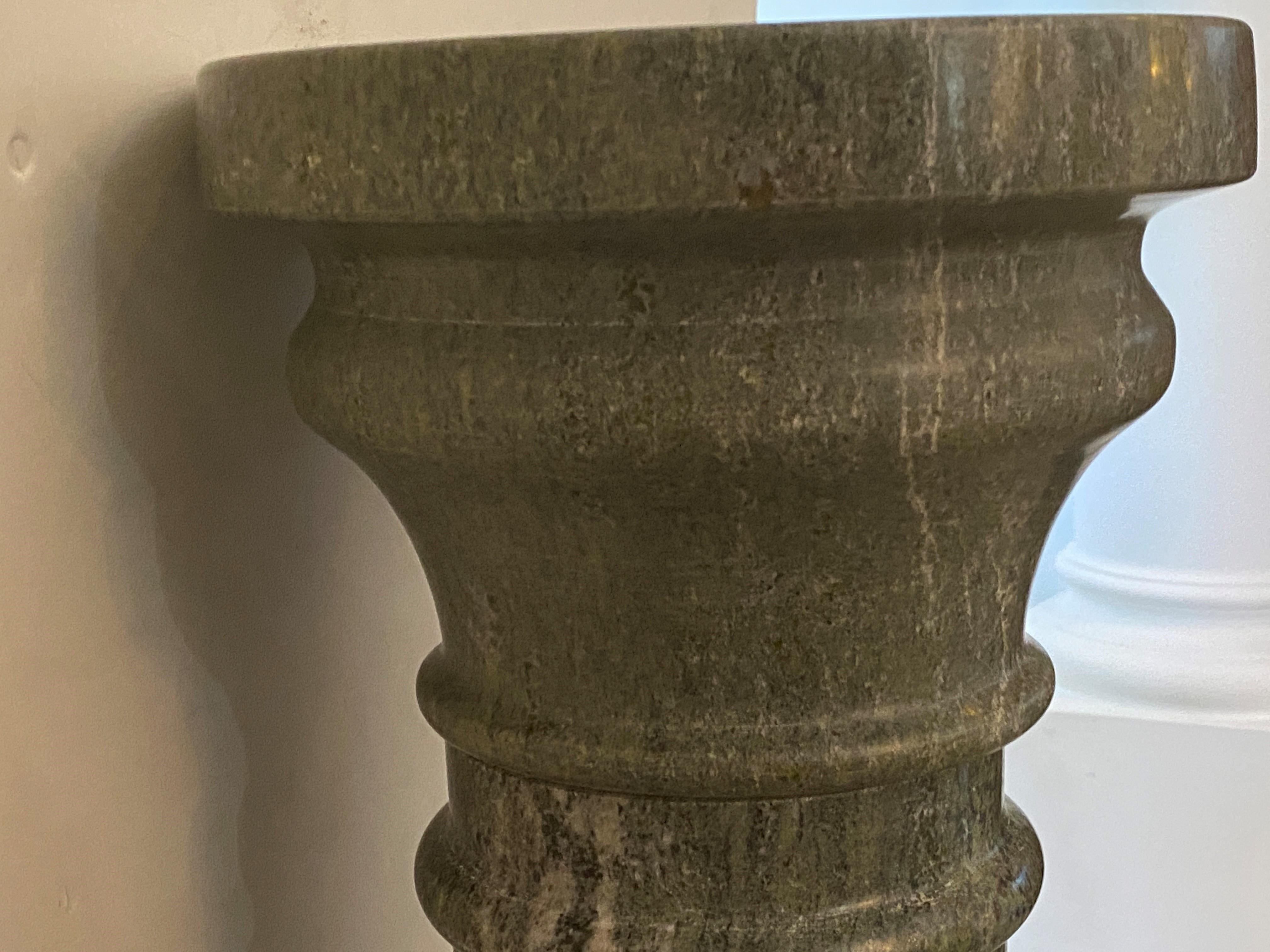 Marble Pedestal in Green Marble In Good Condition For Sale In West Palm Beach, FL