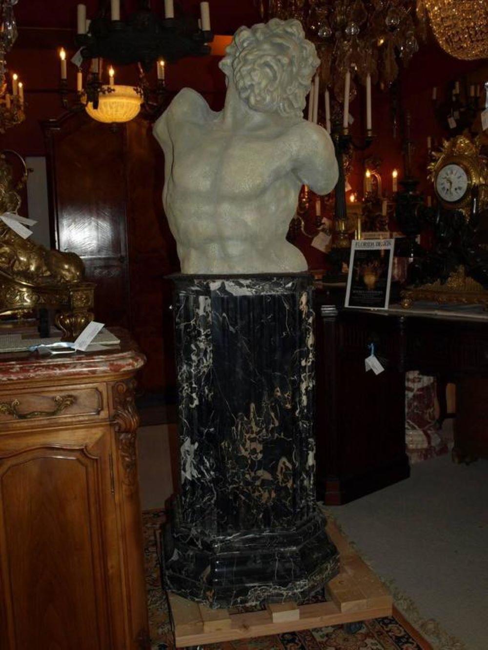 Sehr schönes Paar von Portoro-Marmorsockeln in achteckiger Form mit geriffelter Mittelsäule. Die Platte ist 18 Zoll mal 18 Zoll groß. Der Sockel ist 24 Zoll mal 24 Zoll groß.
CW4930
Portoro ist ein feinkörniger, schwarzer Marmor mit goldenen