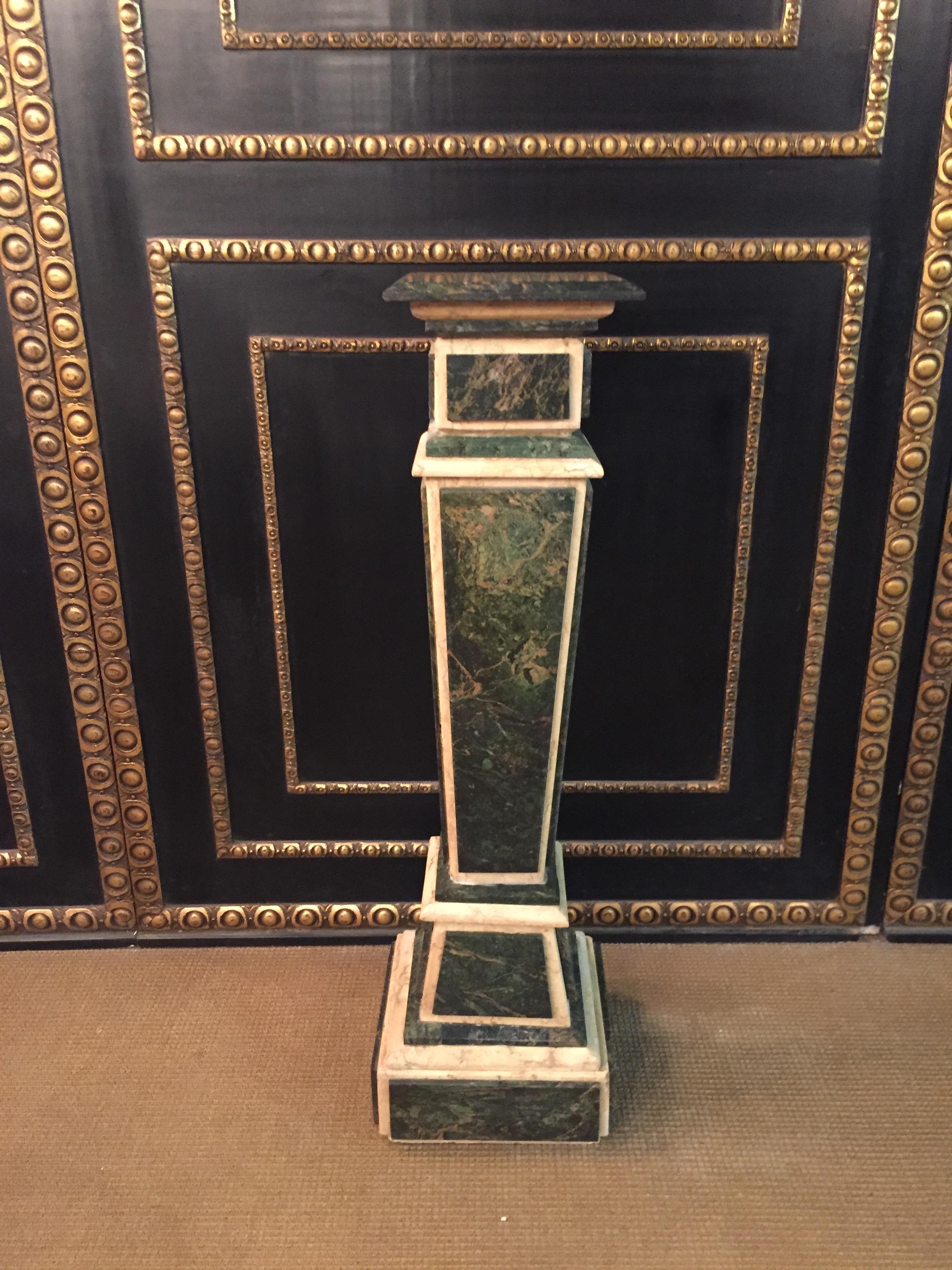 Green with gray-white mottled marble on beige marble body. Square Plinte on middle cassetiertem ascending Balusterschaft. Slightly protruding cover plate.