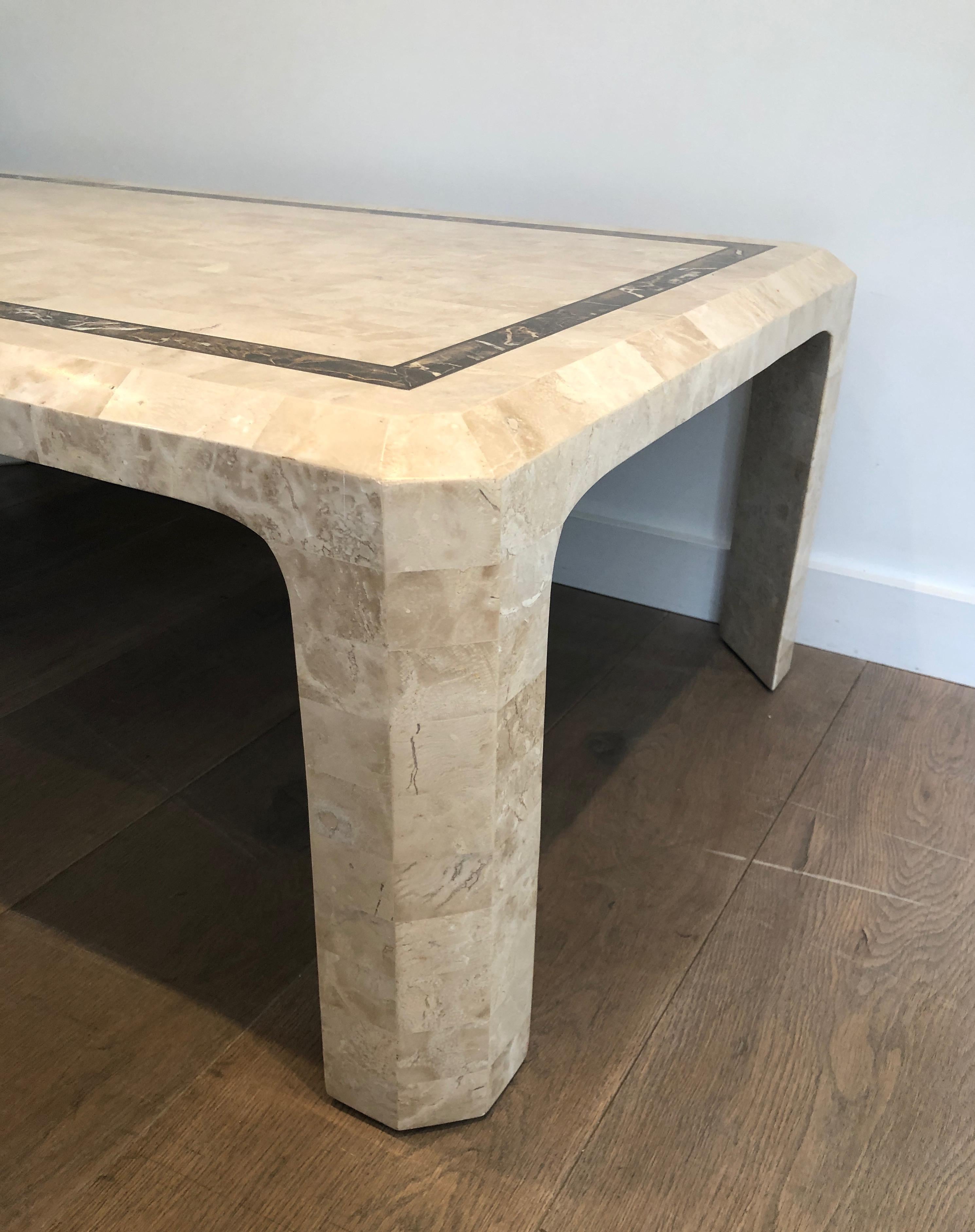 Mid-Century Modern Table basse en plaques de marbre avec incrustations de lignes en laiton, française, circa 1970 en vente