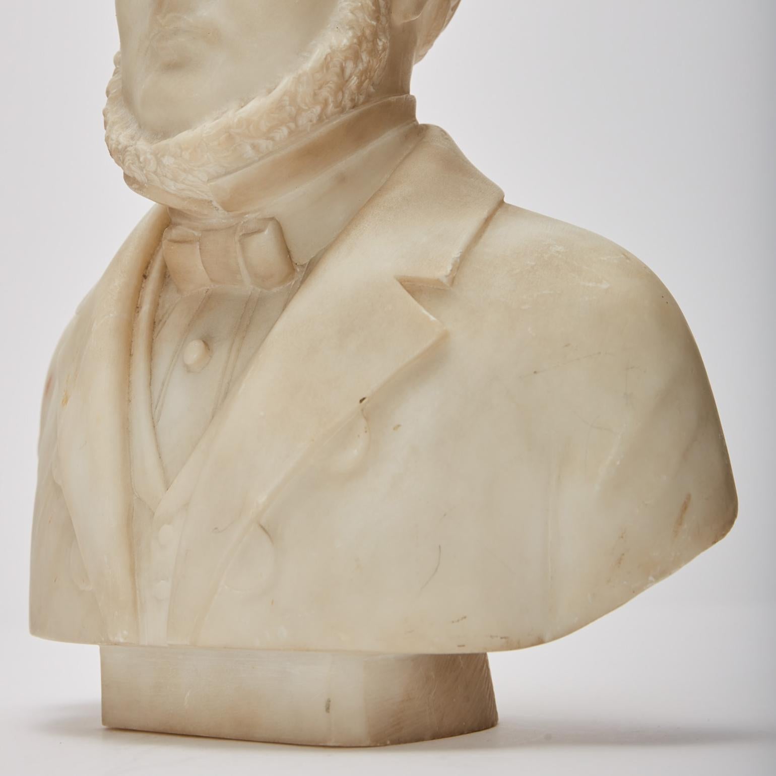 Marbre de Carrare Paire de bustes en marbre d'un homme et d'une femme 19e siècle américain en vente