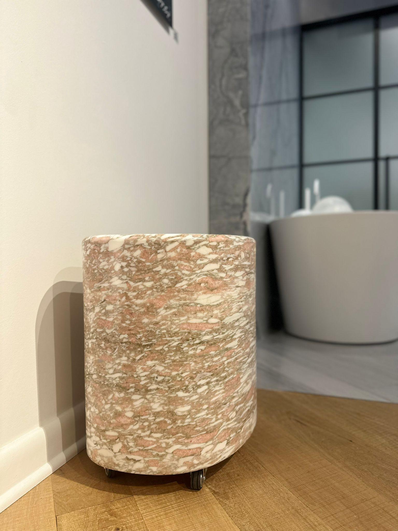 Table Pouf en Marbre par Euromarmi Store
Dimensions : D 40 x L 33 x H 45 cm.
MATERIAL : Rosa Norvegia.

Fondé par Angela Stiuso, Euromarmi Store est né de l'expérience et du dévouement que le traitement de la pierre a transmis de génération en