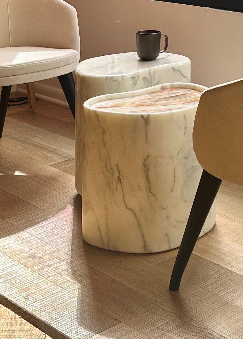 Table Pouf en Marbre par Euromarmi Store
Dimensions : D 40 x L 33 x H 45 cm.
Matériaux : Marbre Calacatta.

Fondé par Angela Stiuso, Euromarmi Store est né de l'expérience et du dévouement que le traitement de la pierre a transmis de génération en