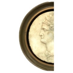 Medaglione di profilo in marmo con ritratto dell'antico imperatore romano