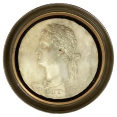 Médaillon portrait d'un ancien empereur romain au profil en marbre