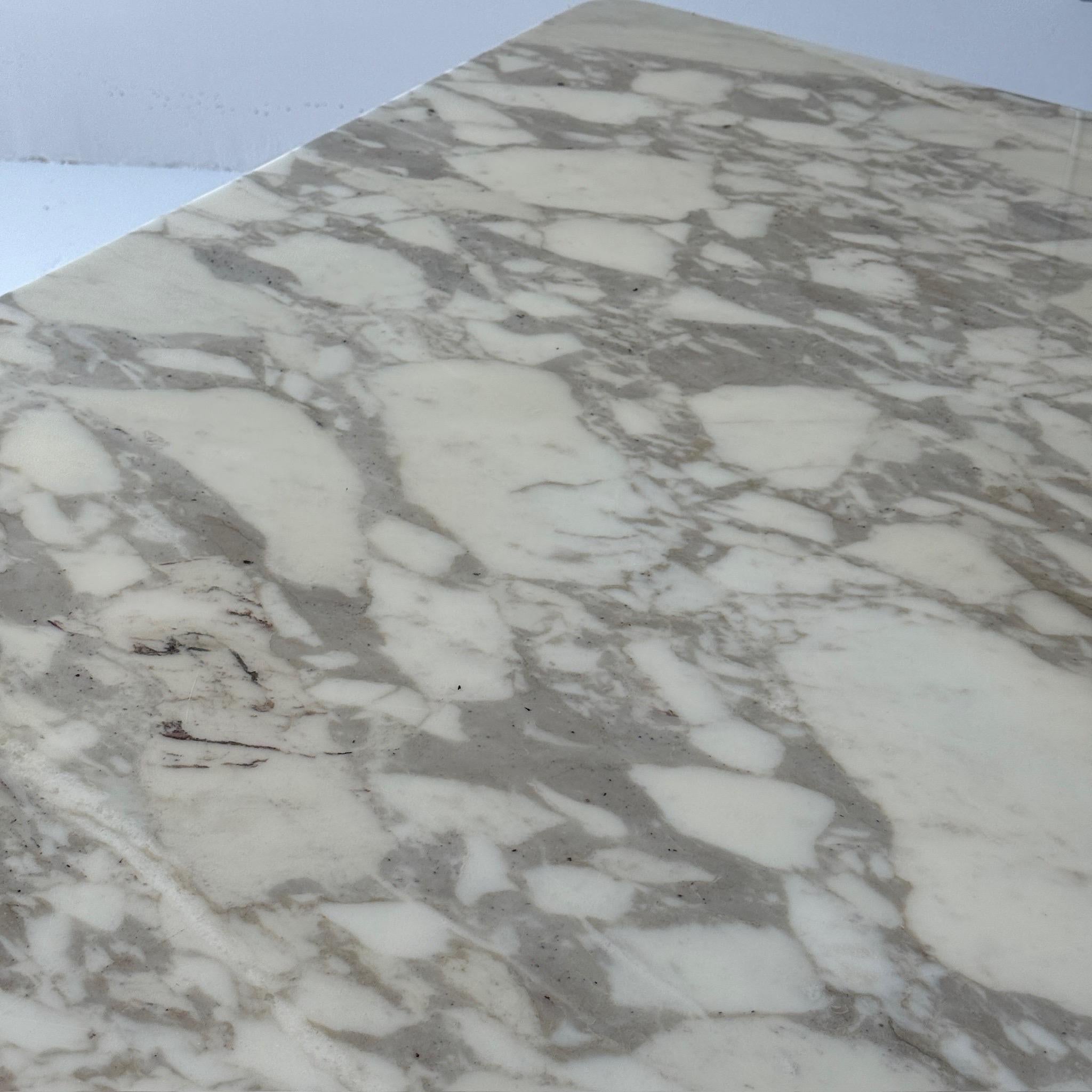 Marble Racetrack Dining Table by Joseph D’Urso for Knoll In Good Condition For Sale In Chicago, IL