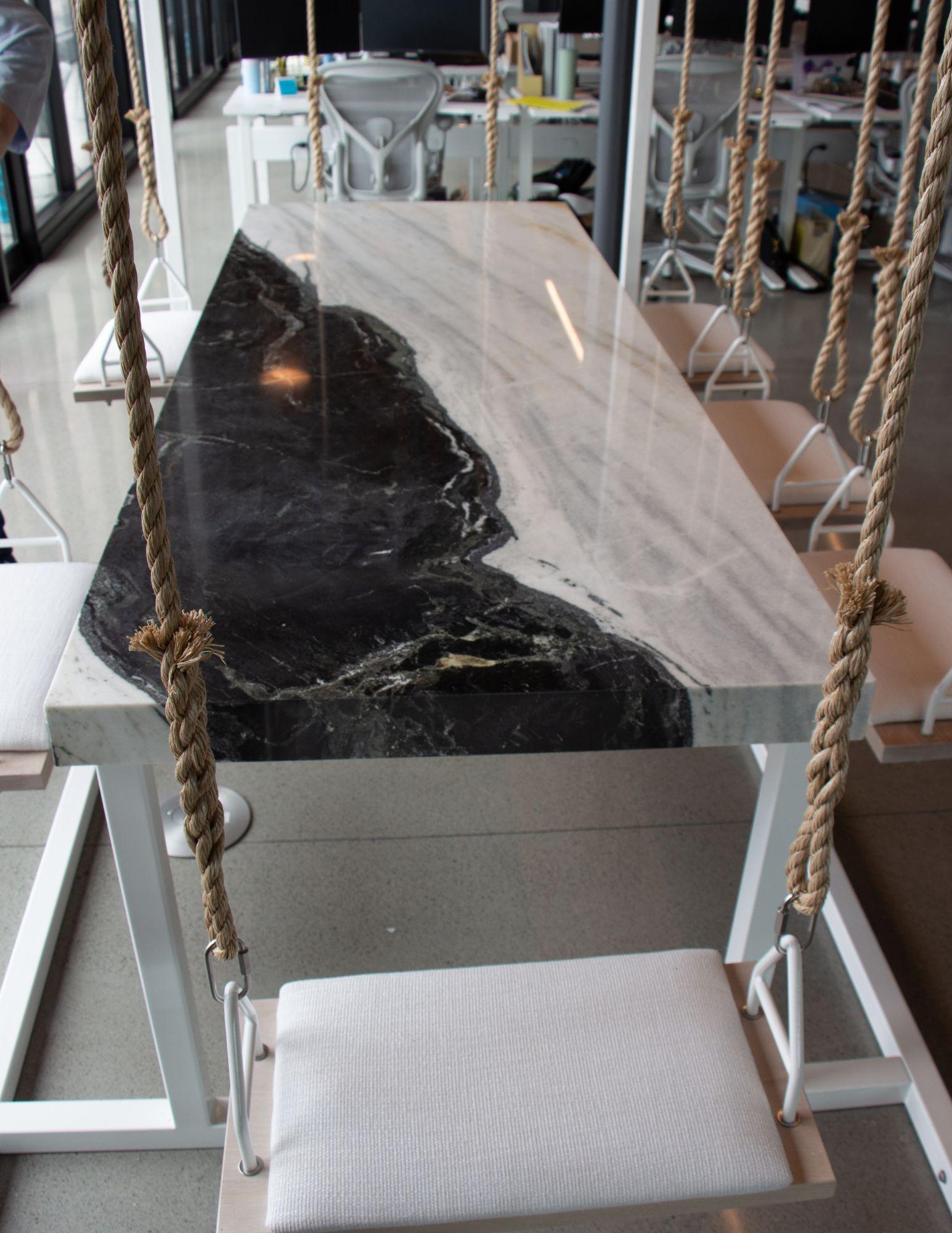 rechteckiger 8-Sitzer-Schwing-Table aus Marmor (21. Jahrhundert und zeitgenössisch) im Angebot