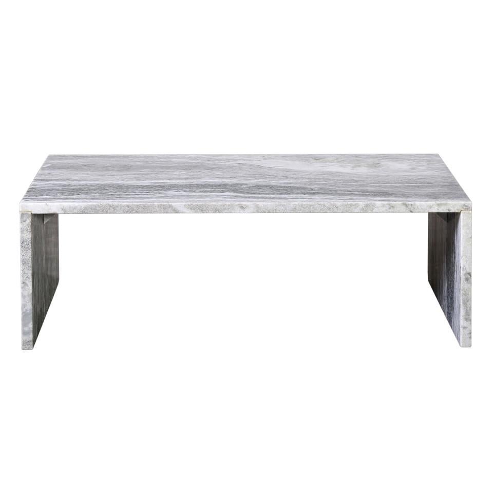 Cette table basse en marbre allie harmonieusement style et utilité pour les maisons contemporaines grâce à son design épuré et simple. Fabriquée en marbre naturel gris clair poli avec des bords lisses, cette table se distingue par sa forme
