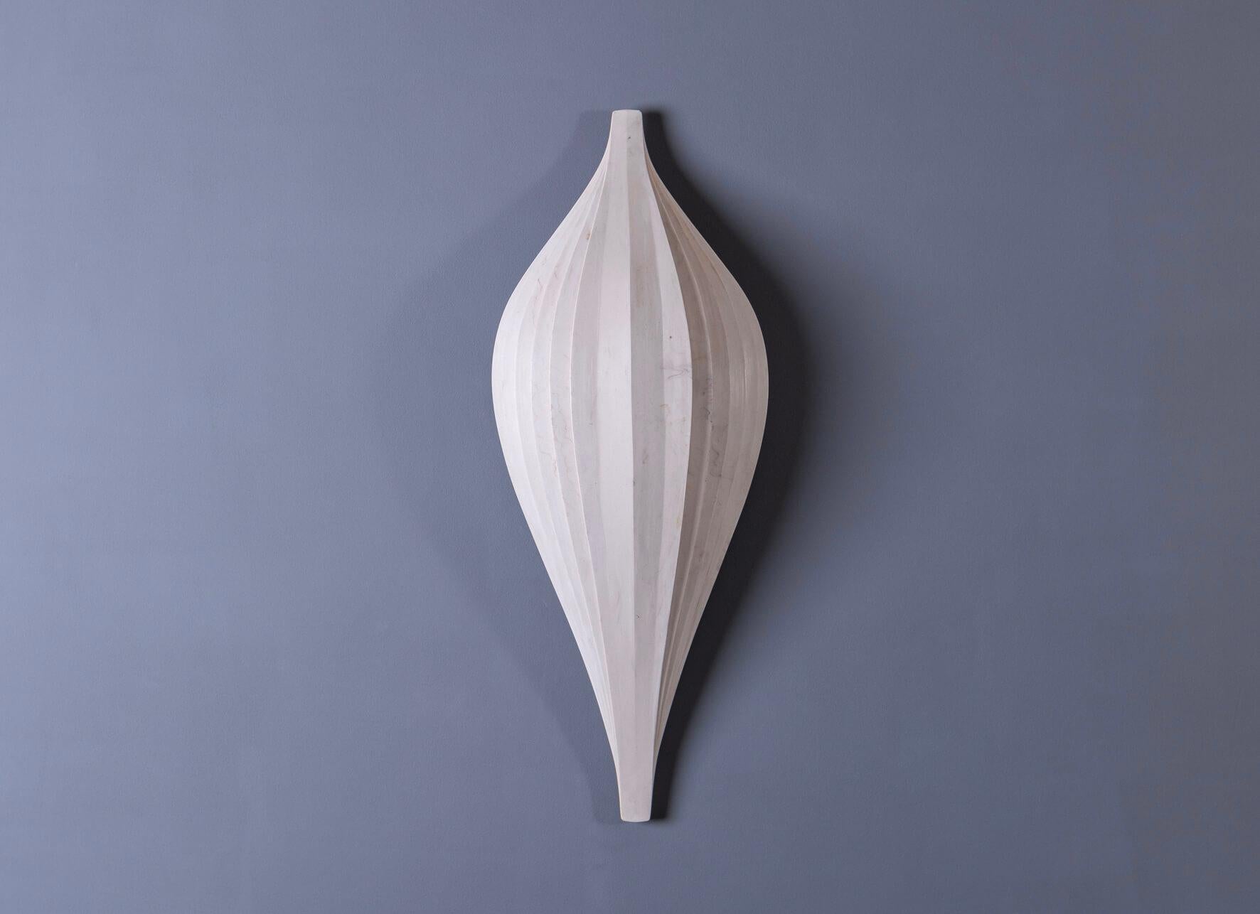 Scultura da parete in marmo e resina Convergence di David Tragen
Dimensioni:  L 55 x P 22,5 x H 9 cm
Materiali: Resina di marmo.
Peso: 2 kg.

Informazioni: Ha lasciato l'università con una laurea in International Business nel 1994, ma aveva già
