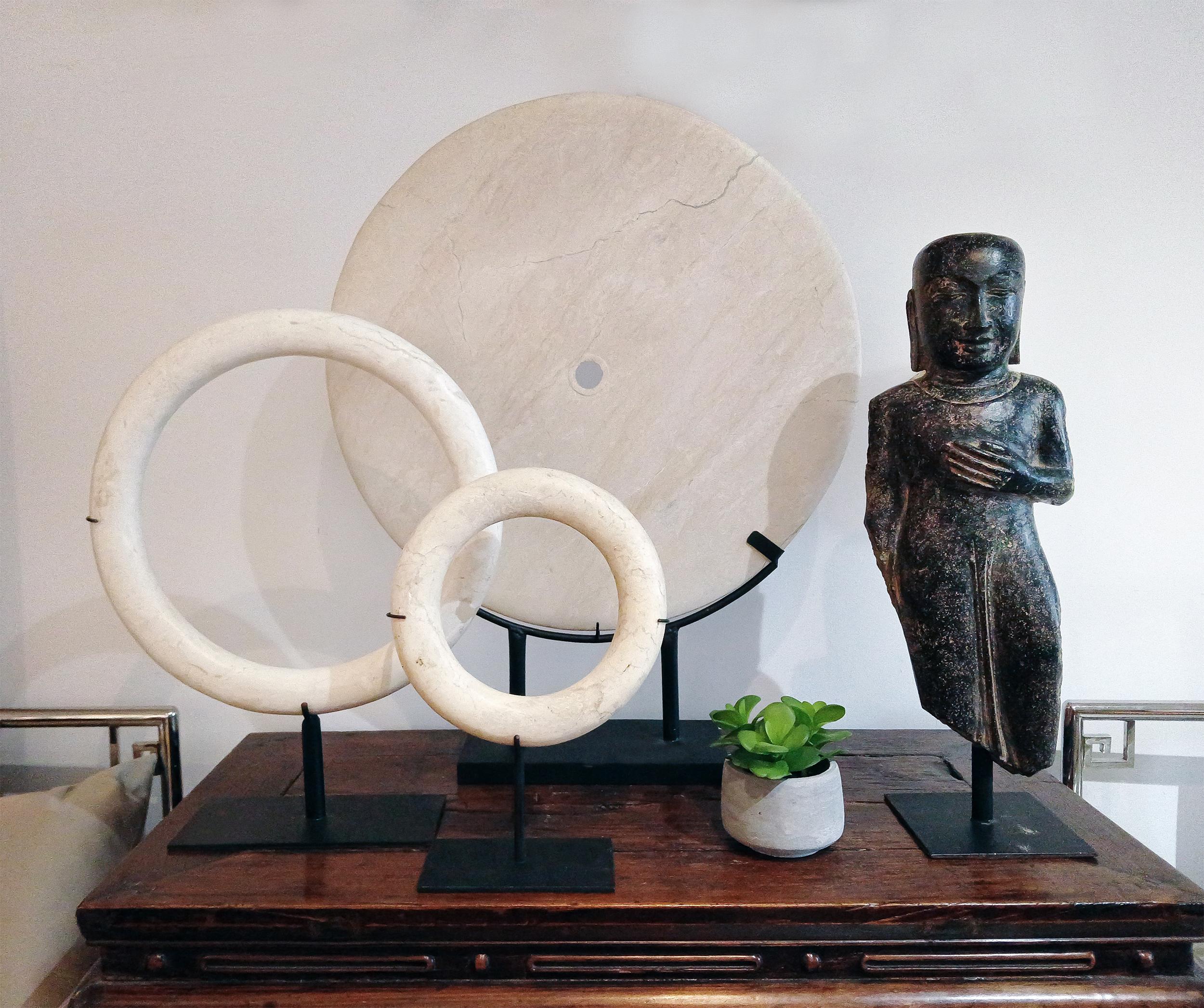 Scultura ad anello in marmo su supporto in vendita 2