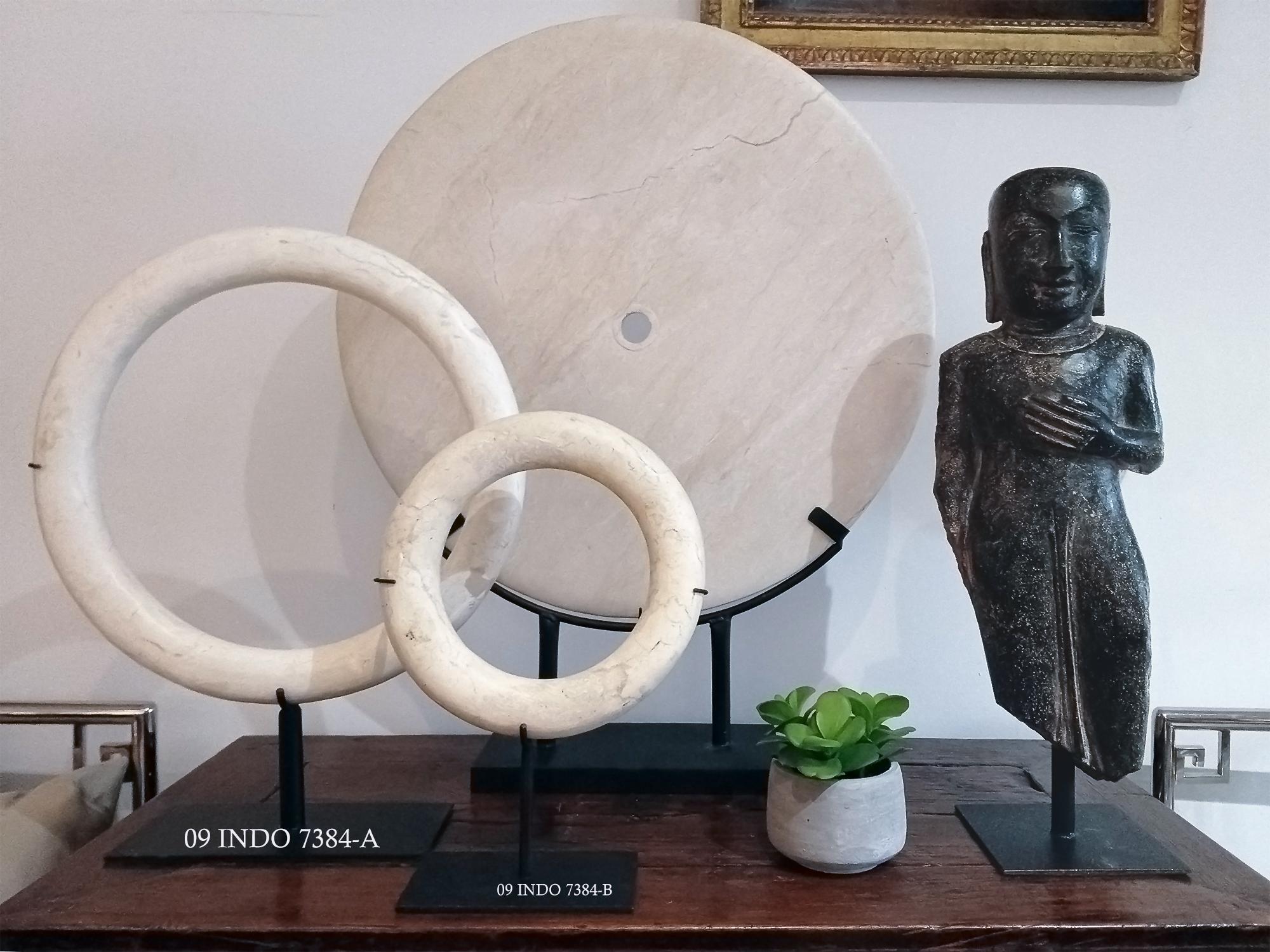 Scultura ad anello in marmo su supporto in vendita 3