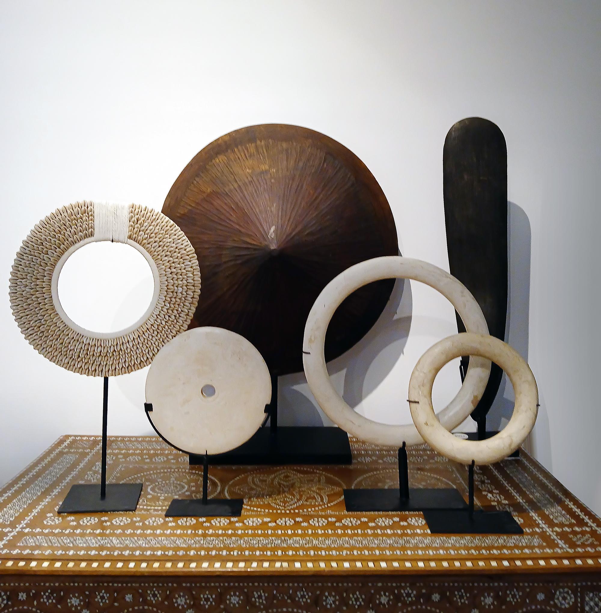 Scultura ad anello in marmo su supporto in vendita 3