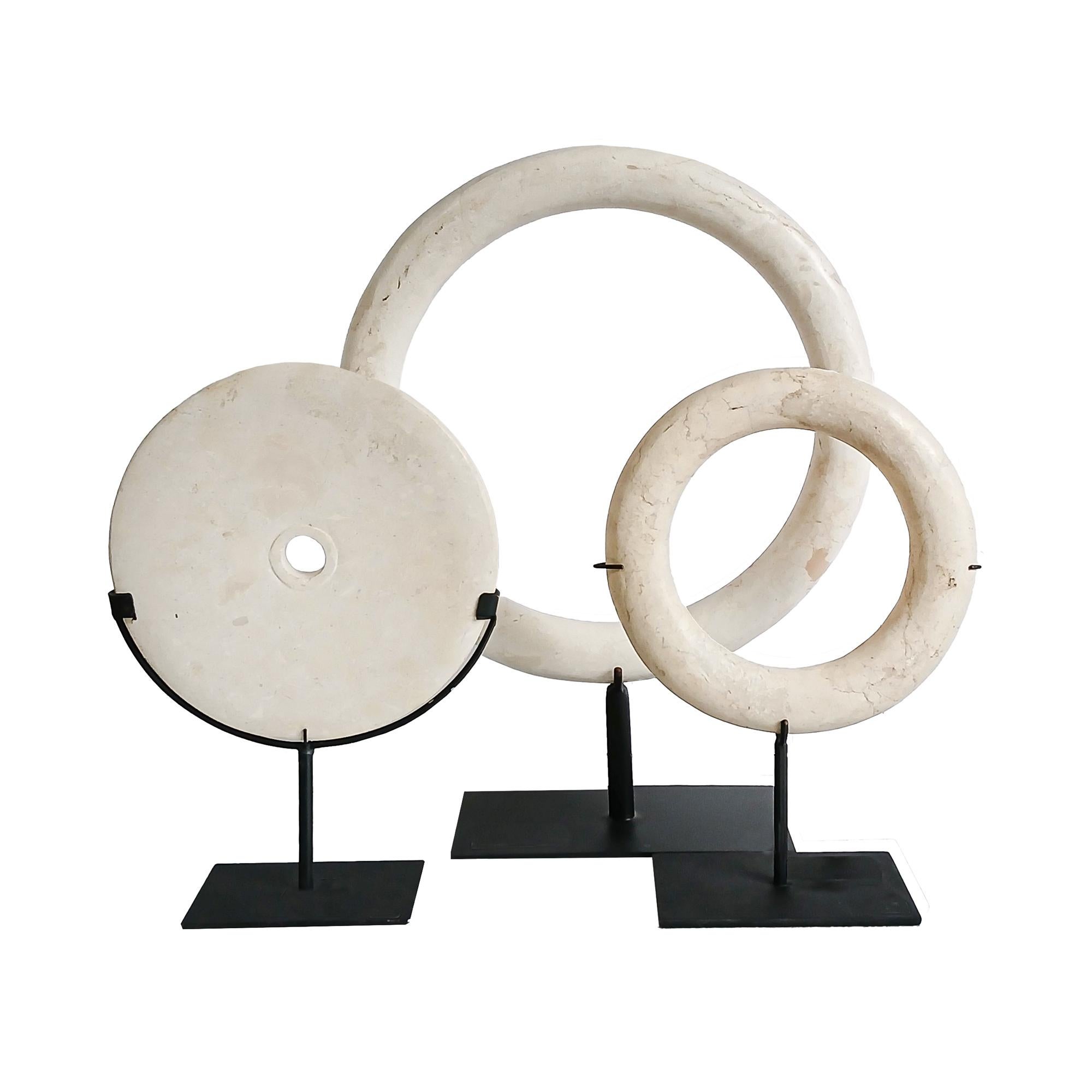 Scultura ad anello in marmo su supporto in vendita 4