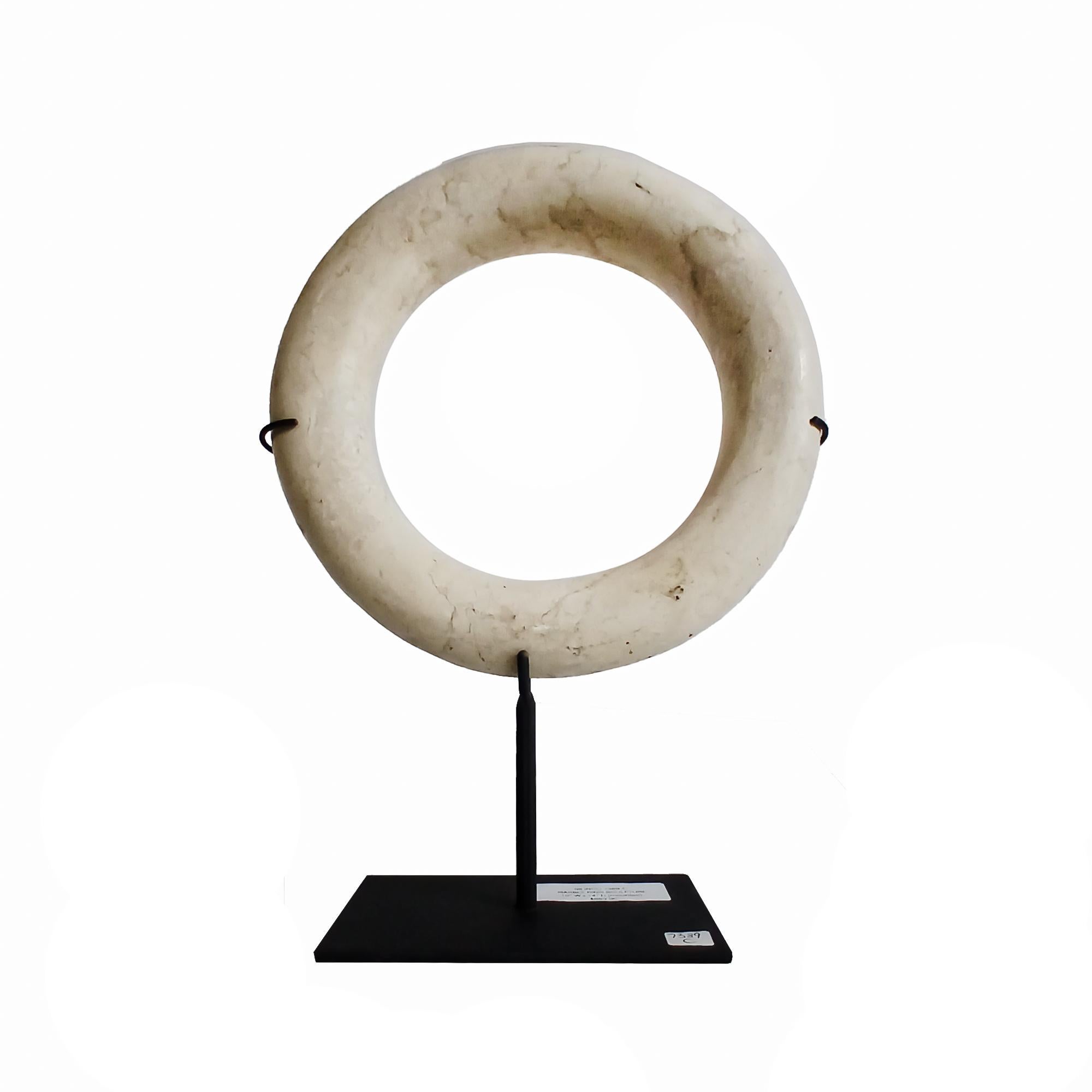 Anello in marmo indonesiano scolpito a mano su supporto, contemporaneo. 

Diametro 10