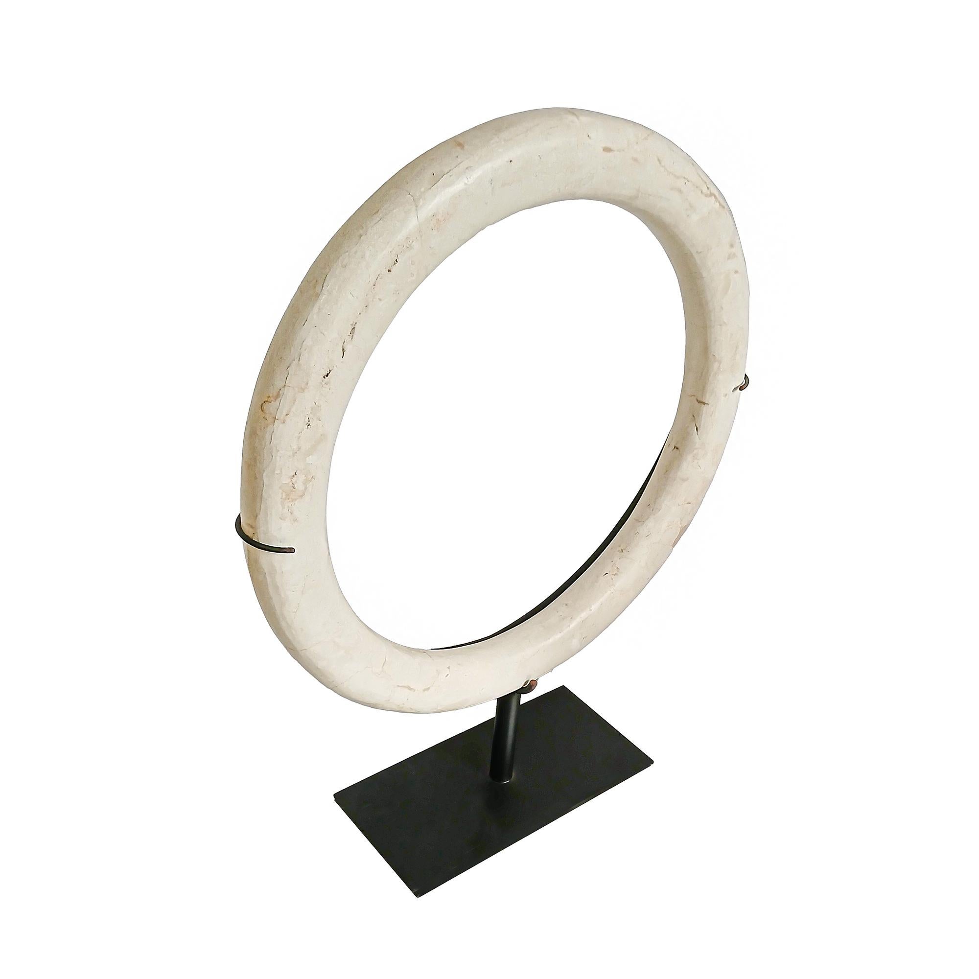 Organico moderno Scultura ad anello in marmo su supporto in vendita